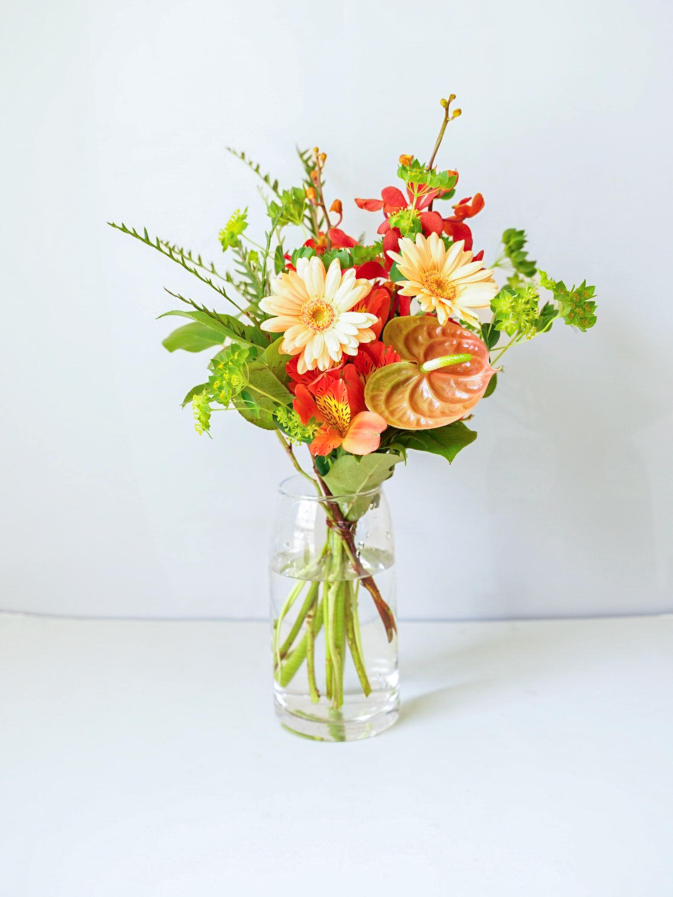 【誕生日ギフト】フローリストにおまかせ 季節の花束 M - オレンジ -