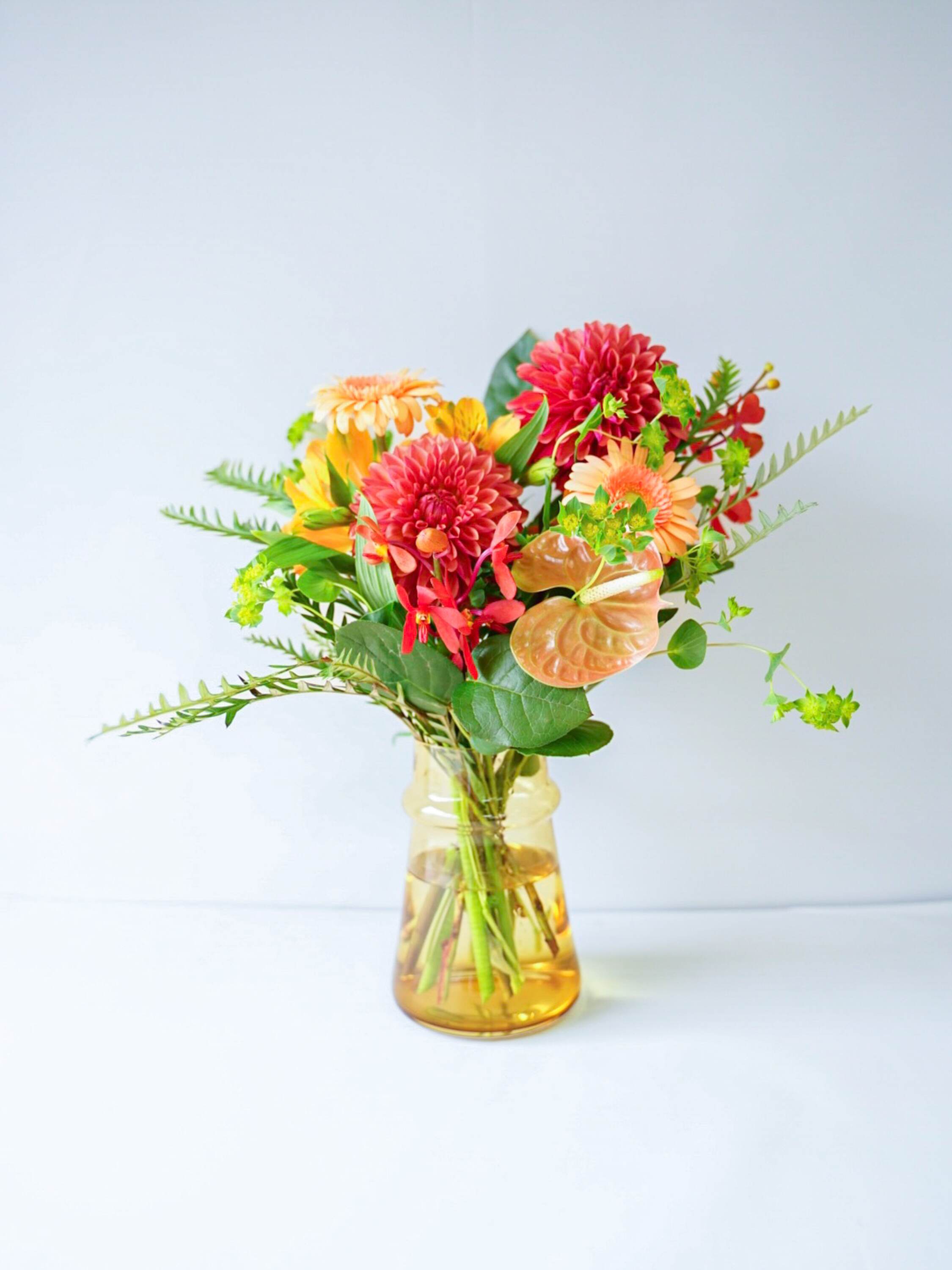 【誕生日ギフト】フローリストにおまかせ 季節の花束 M - オレンジ -