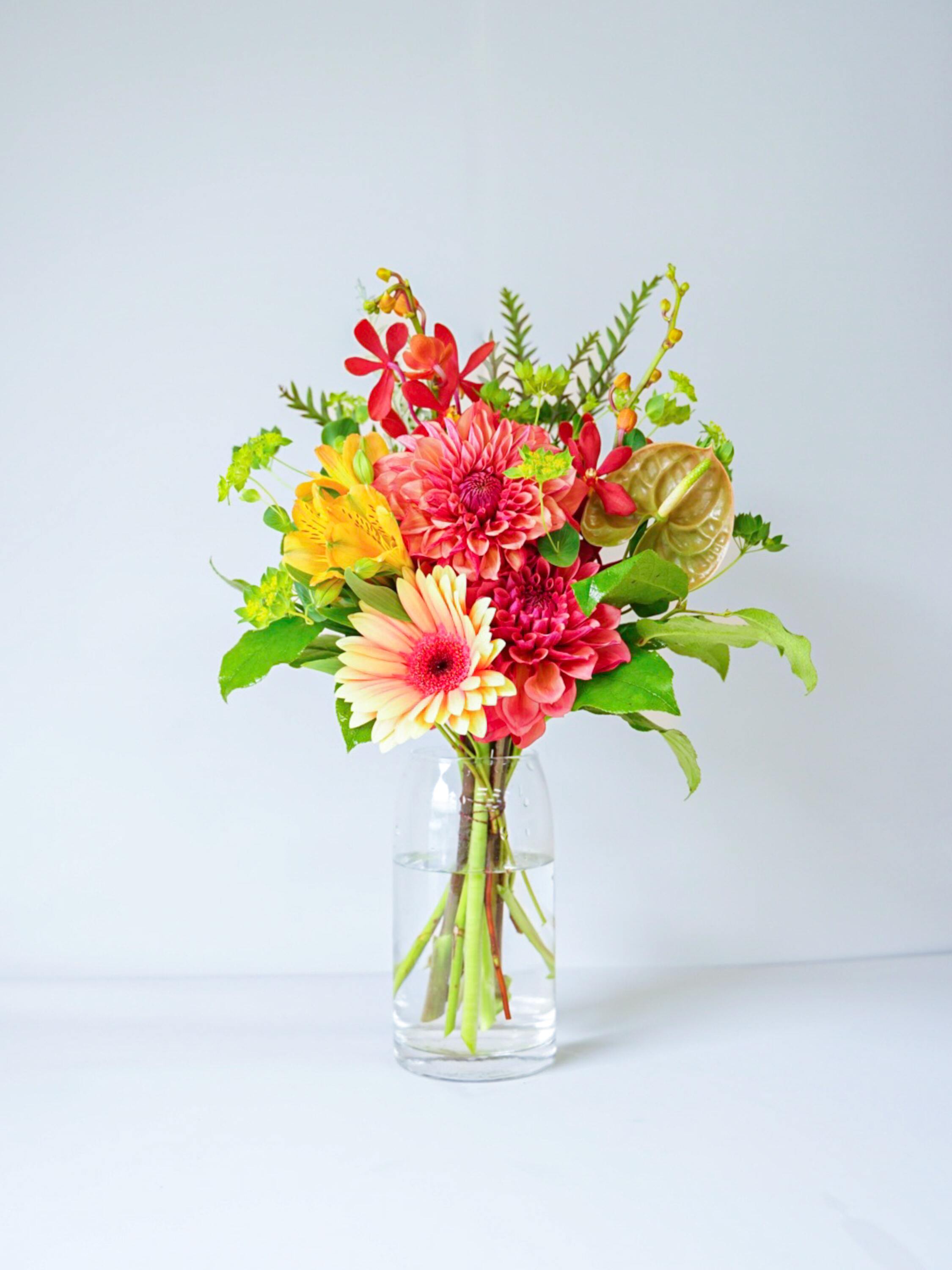 【誕生日ギフト】フローリストにおまかせ 季節の花束 M - オレンジ -