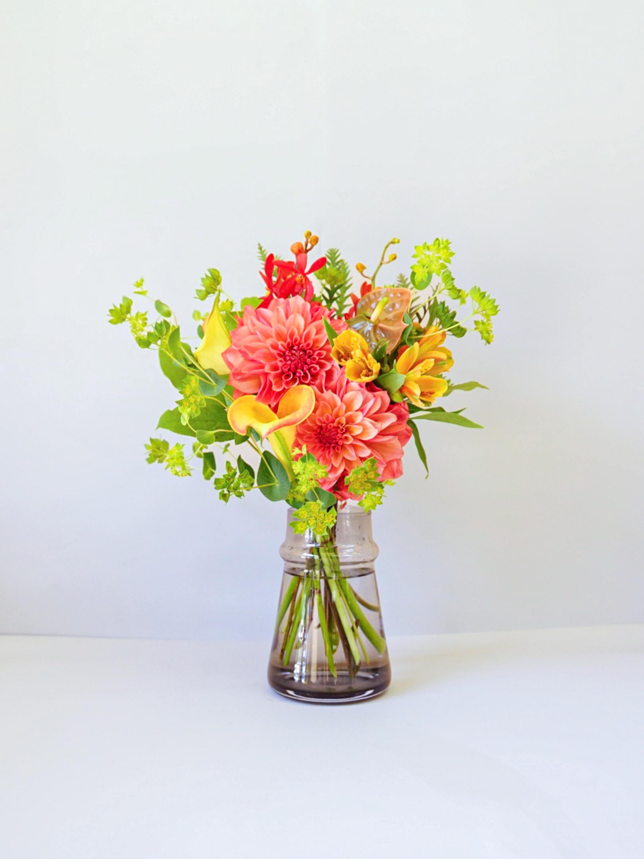 【誕生日ギフト】フローリストにおまかせ 季節の花束 M - オレンジ -