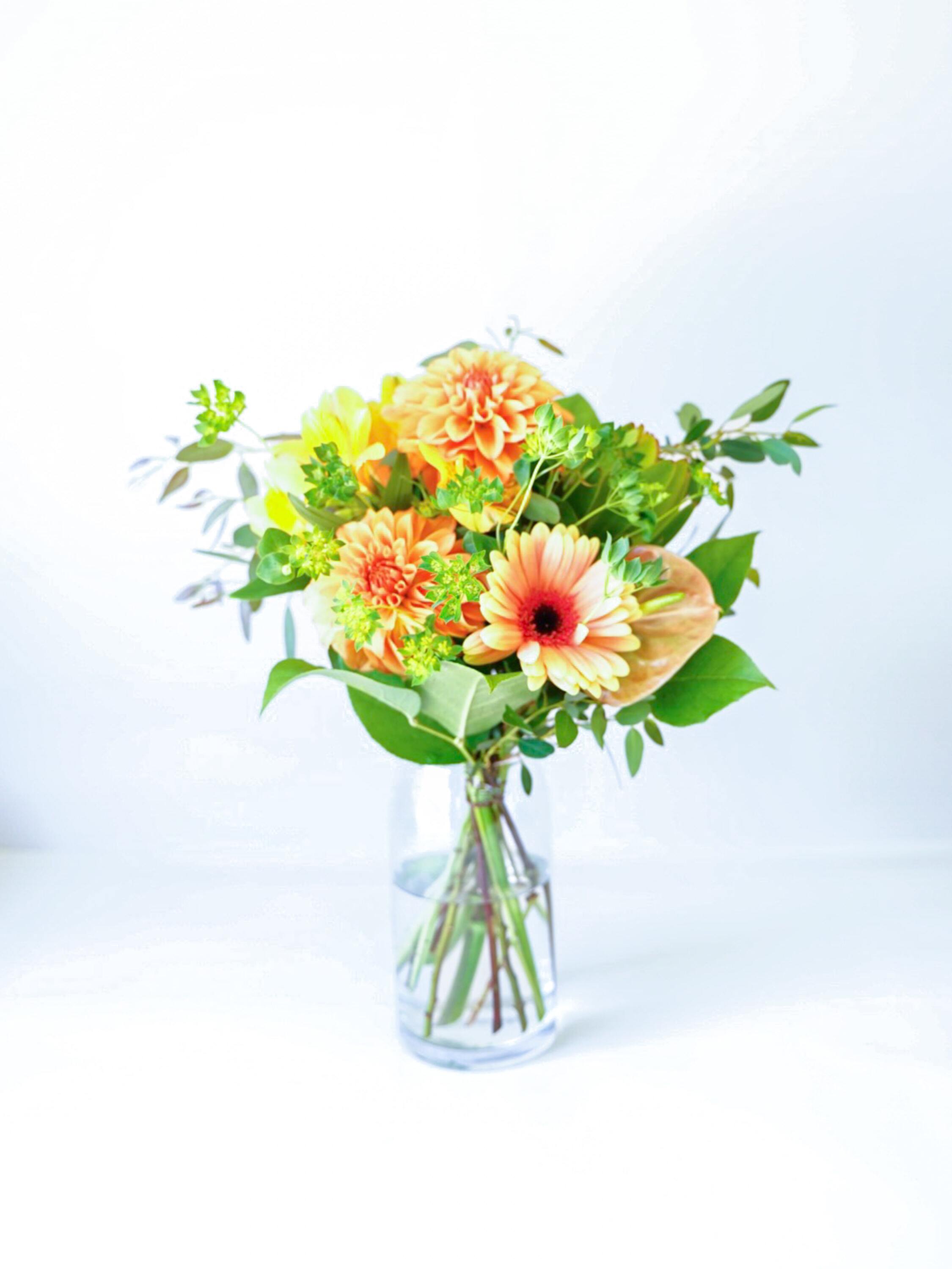 【誕生日ギフト】フローリストにおまかせ 季節の花束 M - オレンジ -