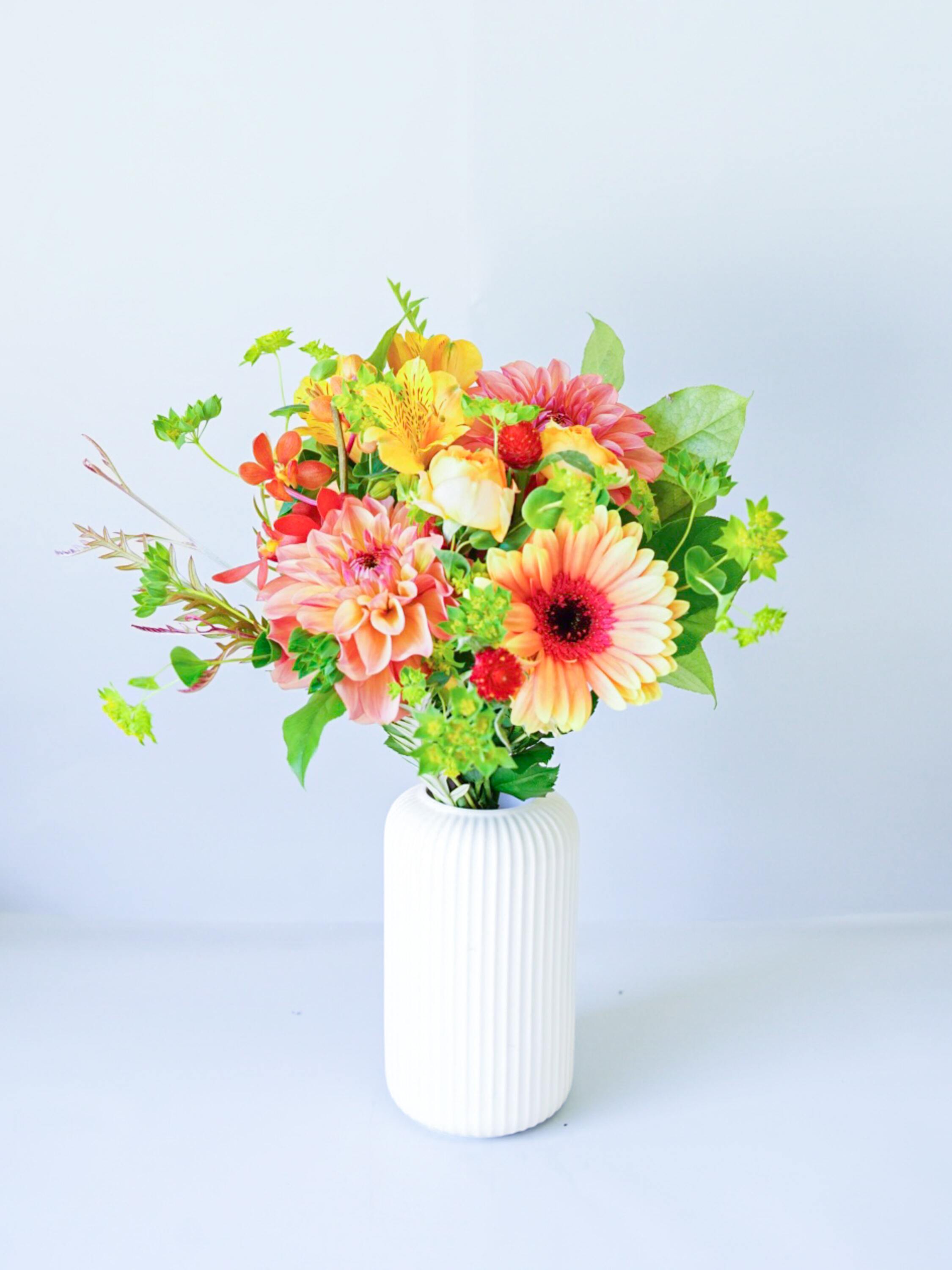 【誕生日ギフト】フローリストにおまかせ 季節の花束 M - オレンジ -