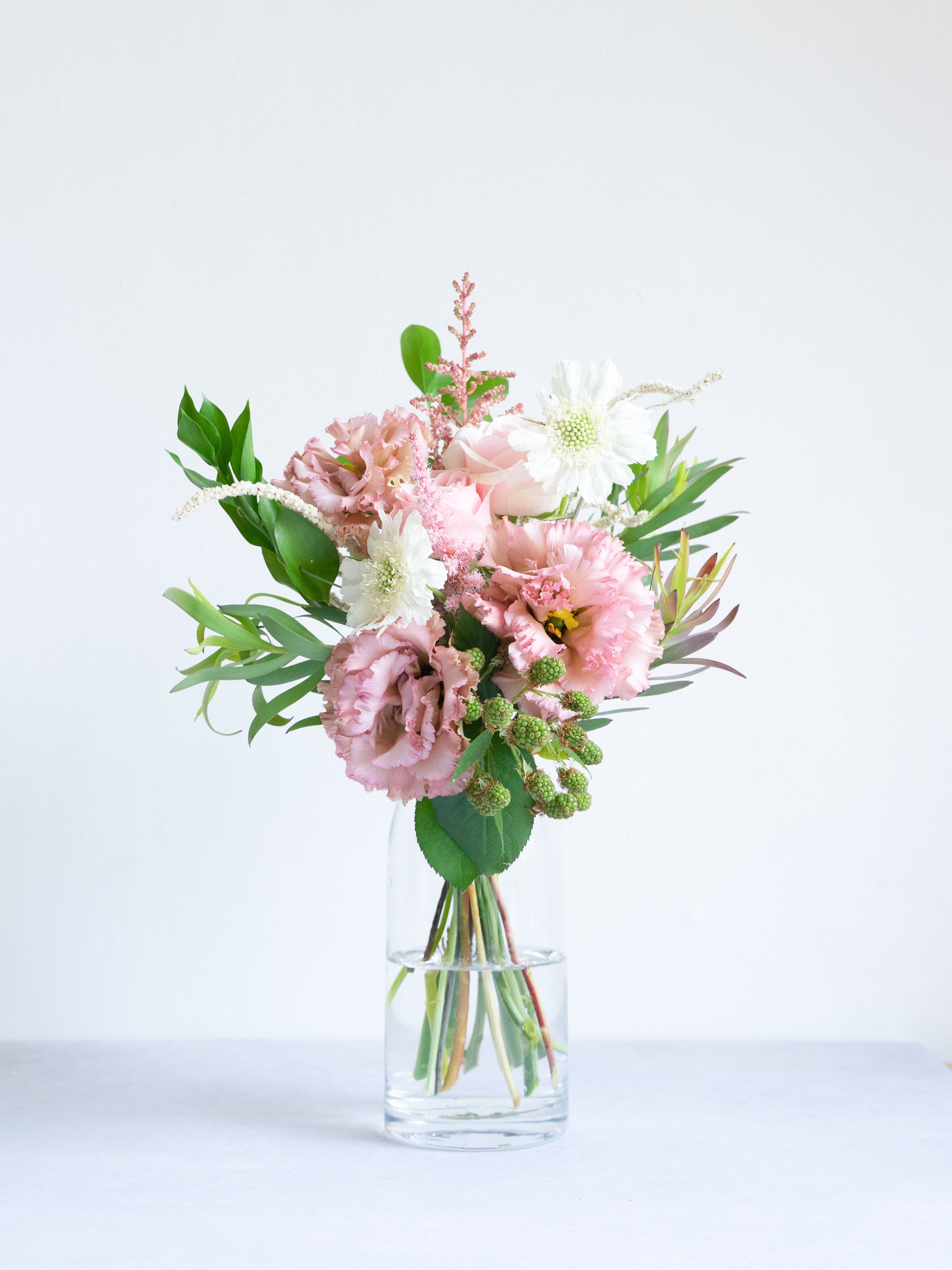 【誕生日ギフト】フローリストにおまかせ 季節の花束 M - ピンク -