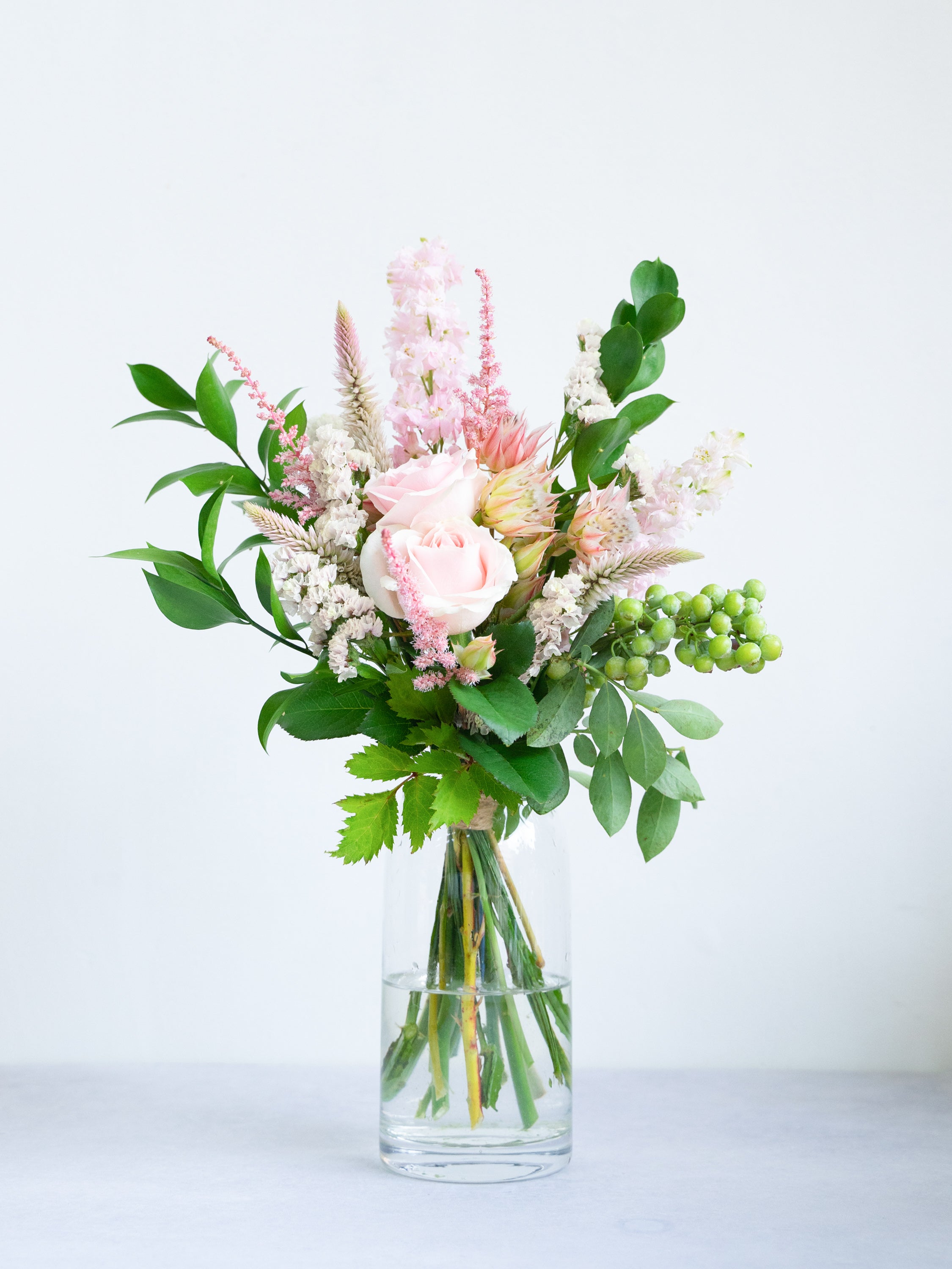 【誕生日ギフト】フローリストにおまかせ 季節の花束 M - ピンク -