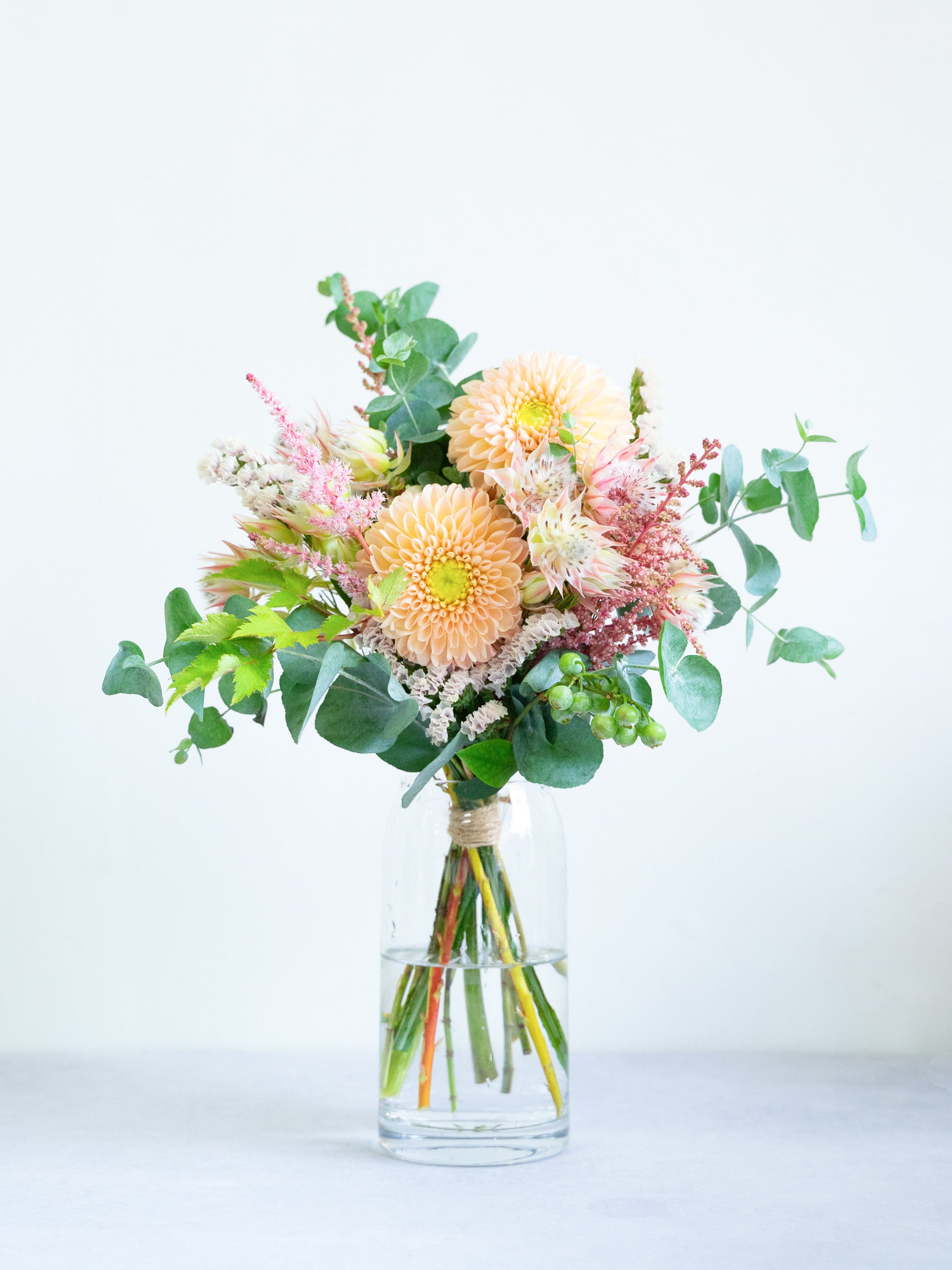 【誕生日ギフト】フローリストにおまかせ 季節の花束 M - ピンク -