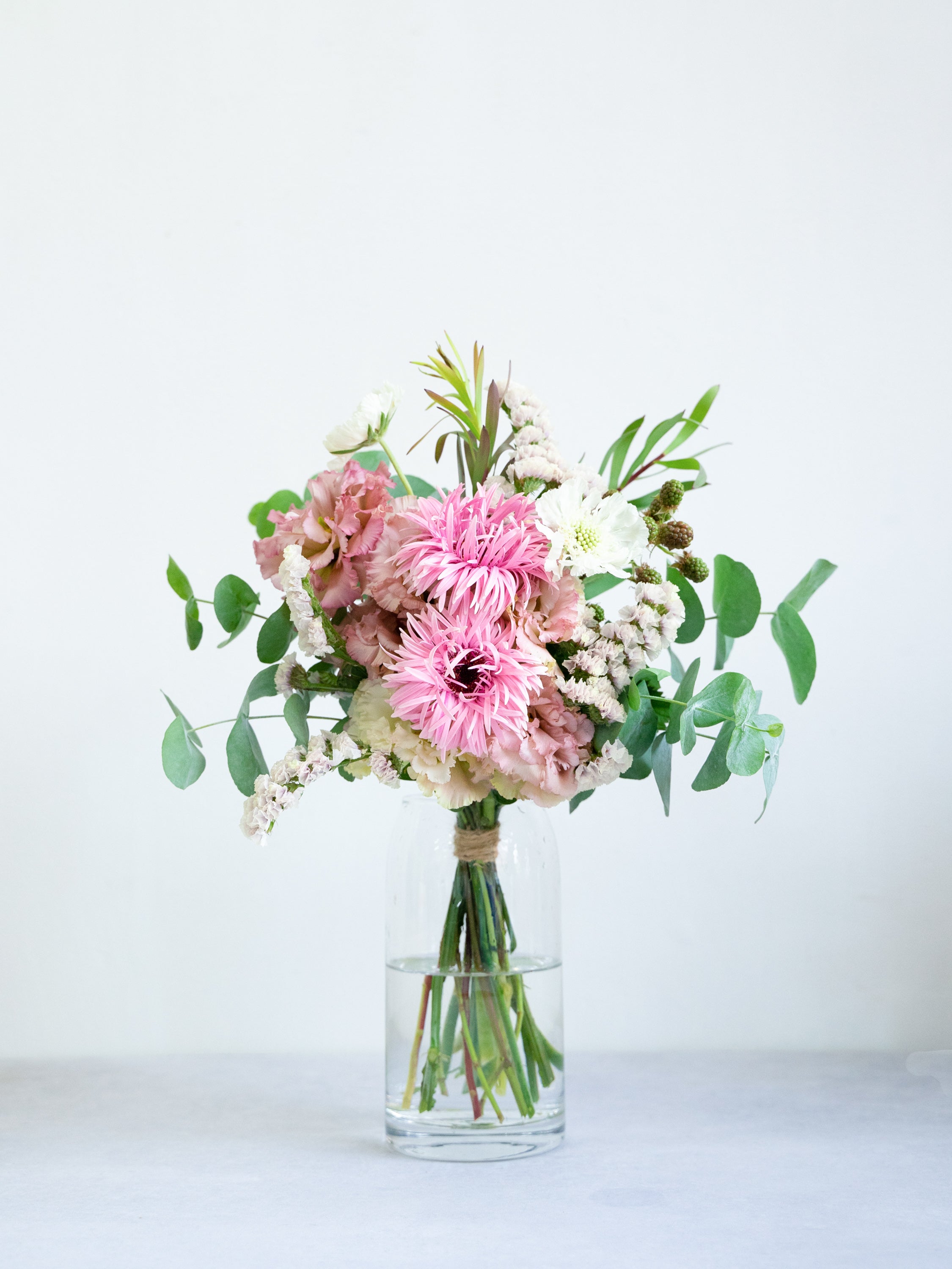 【誕生日ギフト】フローリストにおまかせ 季節の花束 M - ピンク -