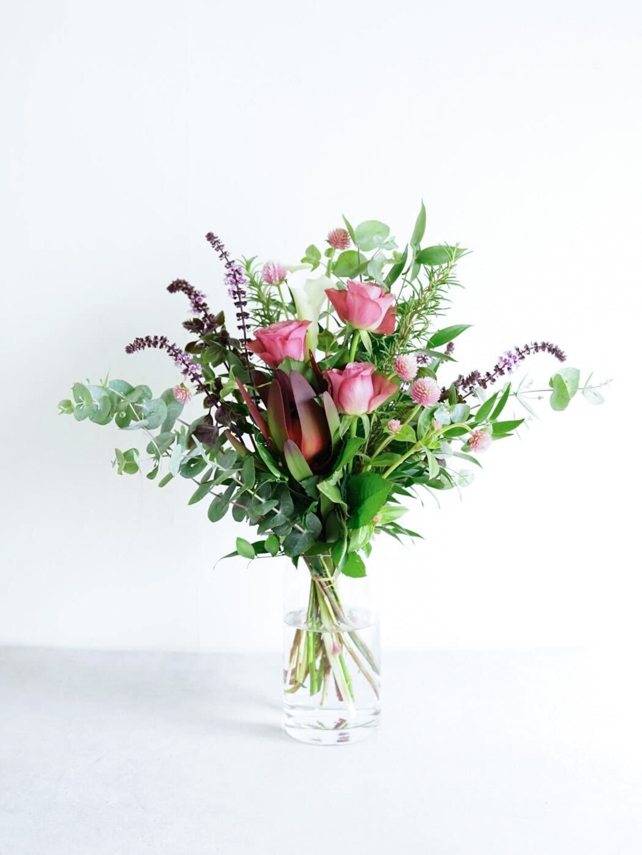 【誕生日ギフト】フローリストにおまかせ 季節の花束 M - ピンク -