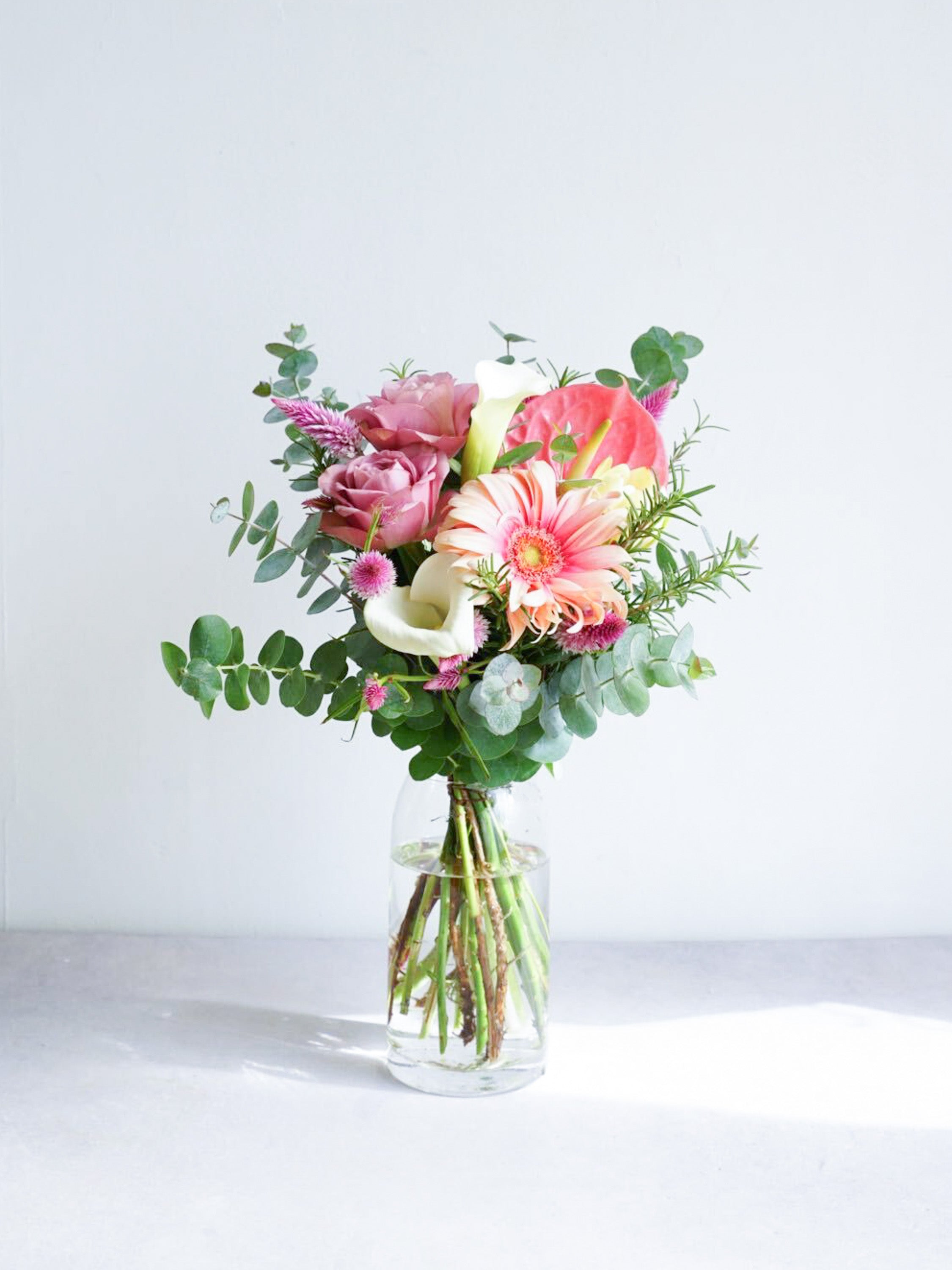 【誕生日ギフト】フローリストにおまかせ 季節の花束 M - ピンク -