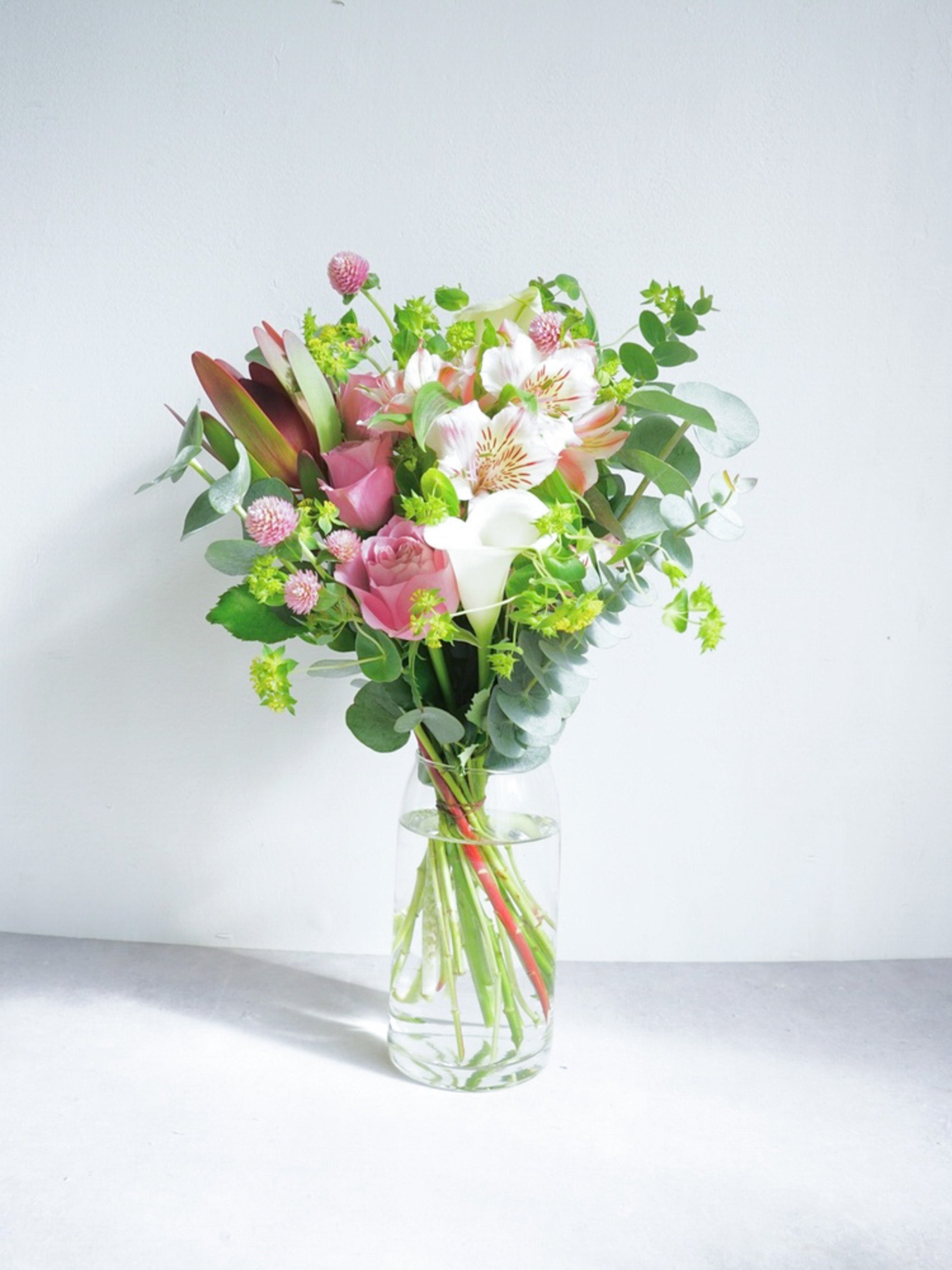 【誕生日ギフト】フローリストにおまかせ 季節の花束 M - ピンク -