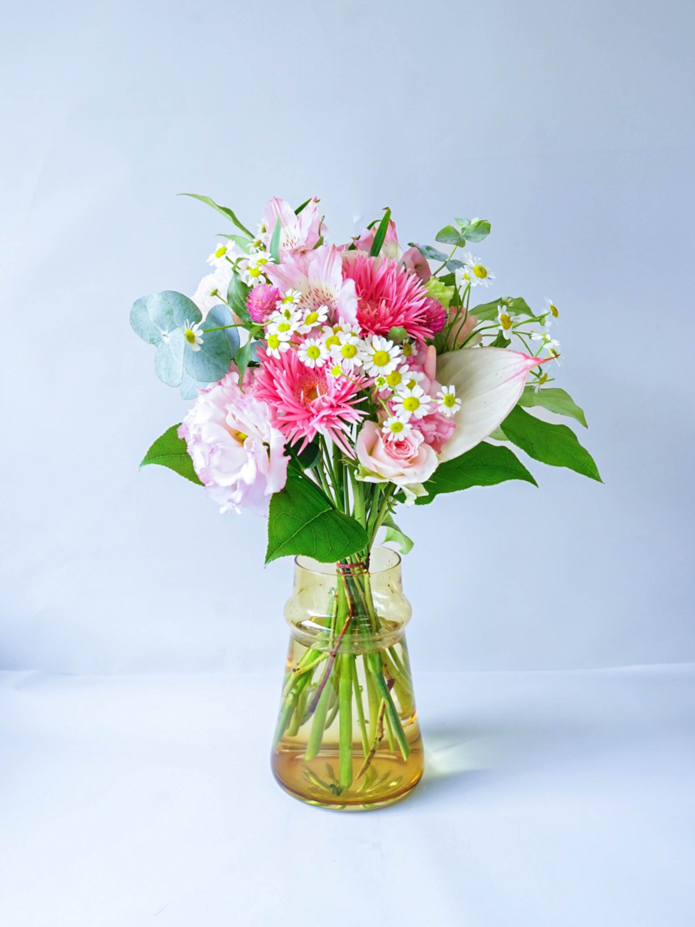 【誕生日ギフト】フローリストにおまかせ 季節の花束 M - ピンク -