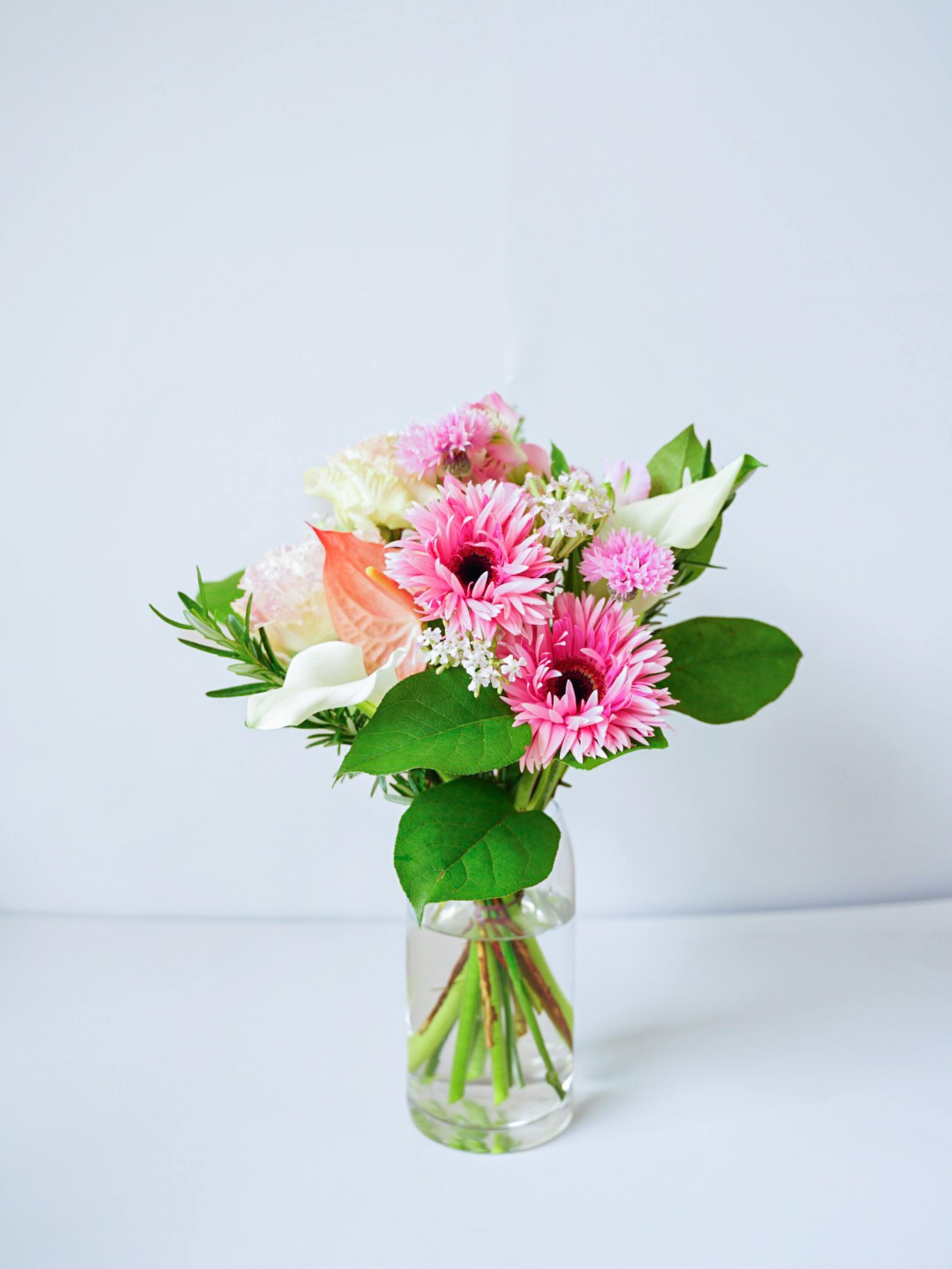 【誕生日ギフト】フローリストにおまかせ 季節の花束 M - ピンク -