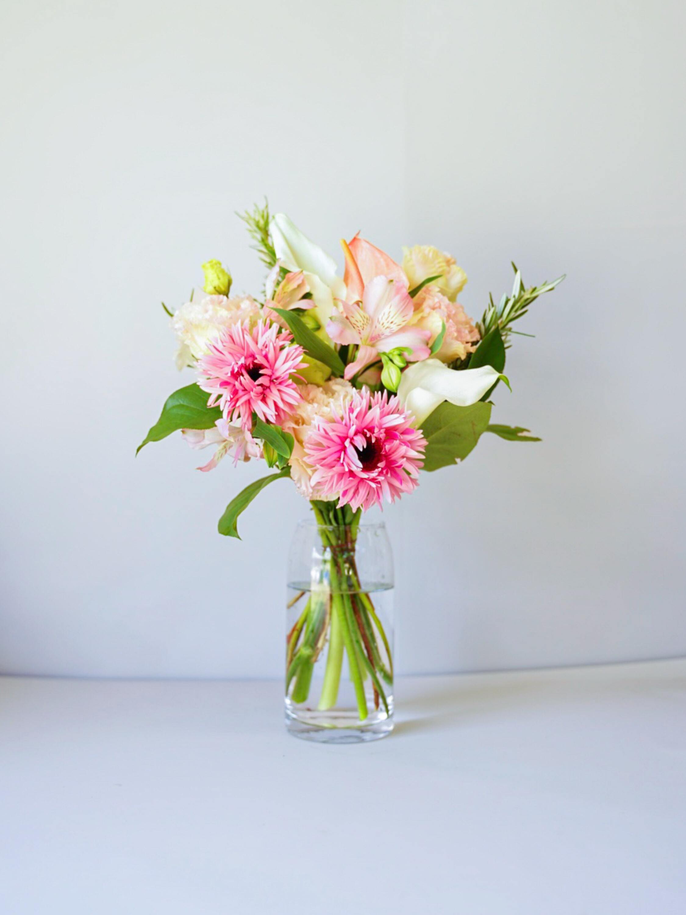 【誕生日ギフト】フローリストにおまかせ 季節の花束 M - ピンク -