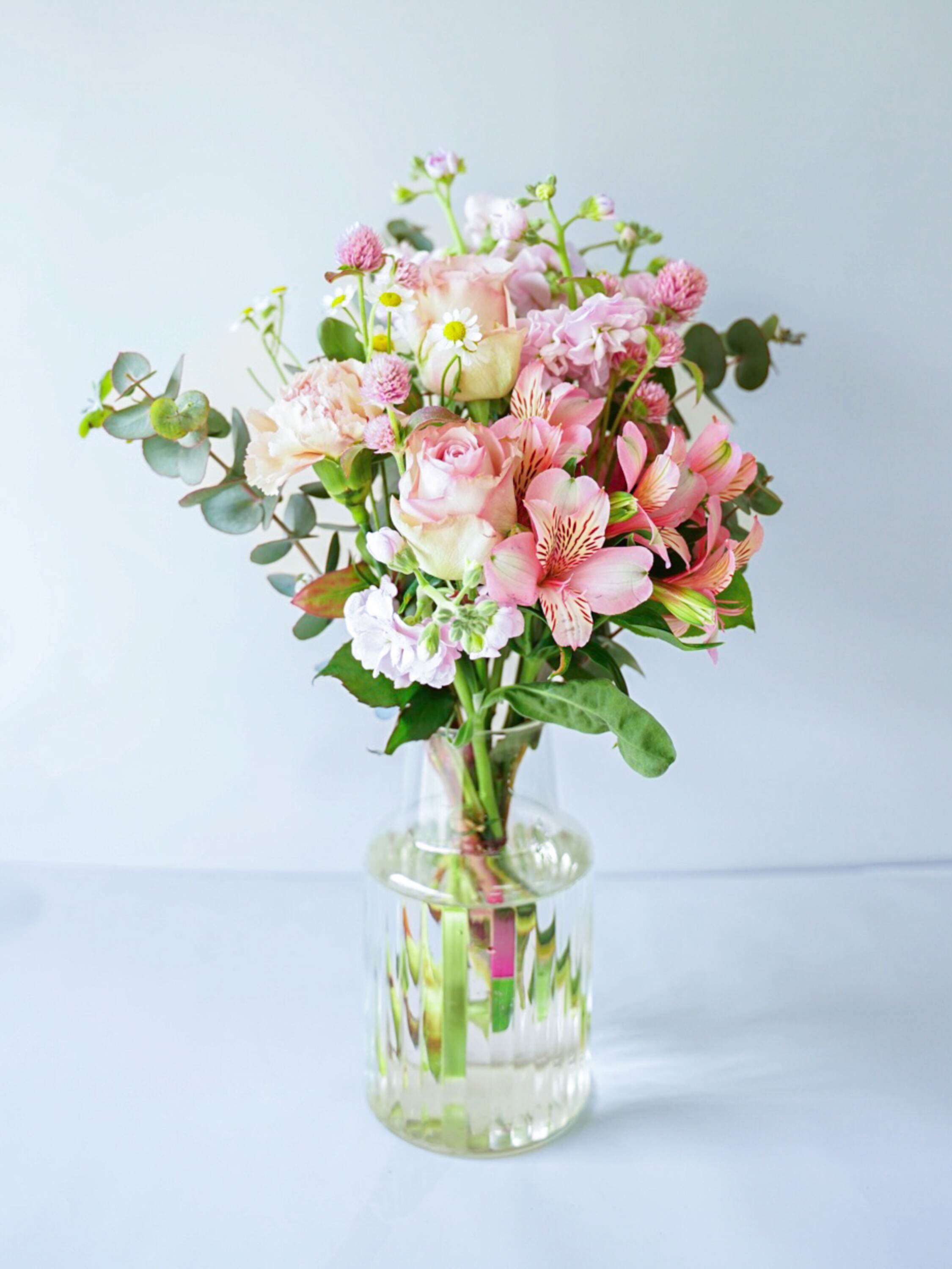 【誕生日ギフト】フローリストにおまかせ 季節の花束 M - ピンク -