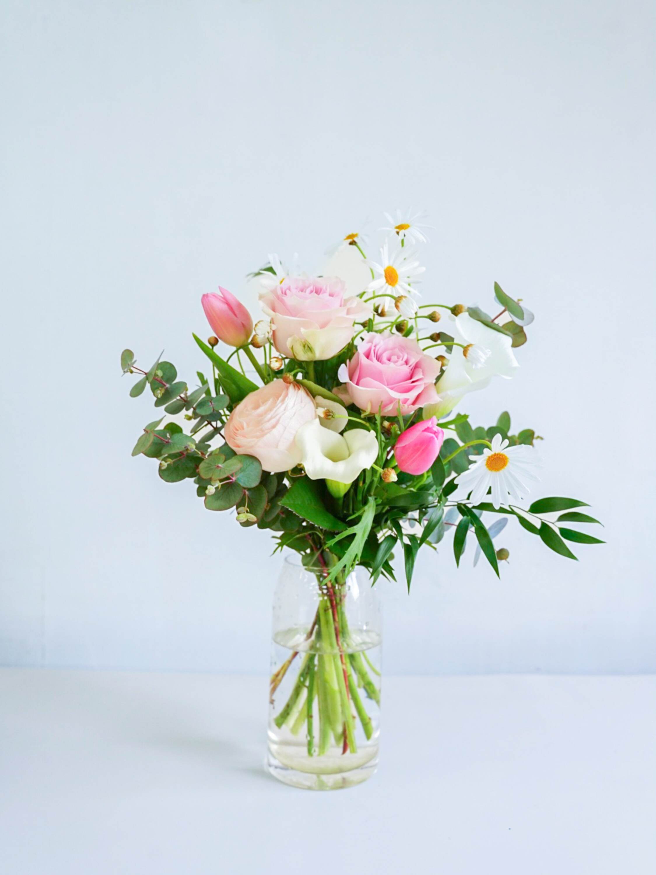 【誕生日ギフト】フローリストにおまかせ 季節の花束 M - ピンク -