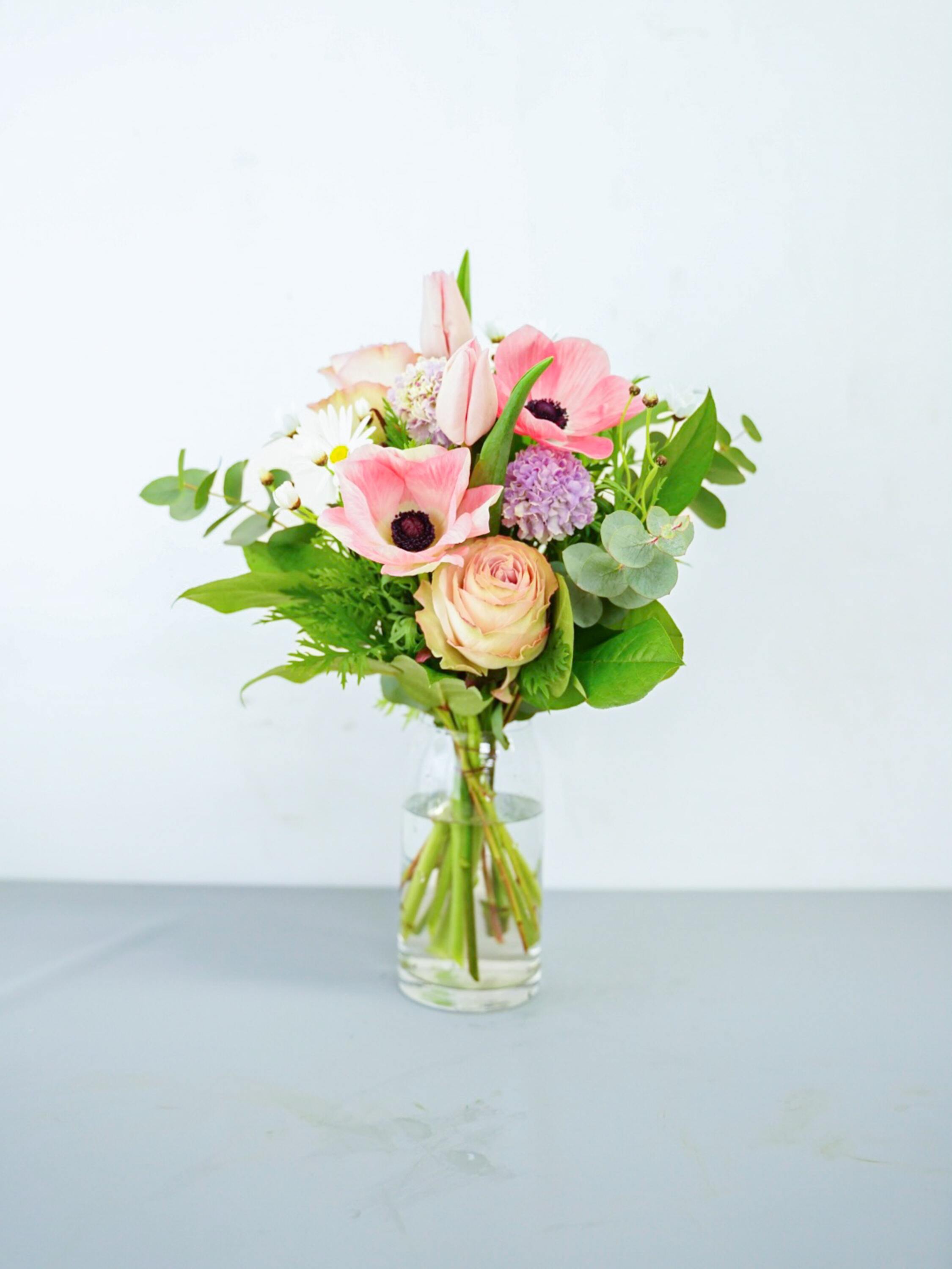 【誕生日ギフト】フローリストにおまかせ 季節の花束 M - ピンク -