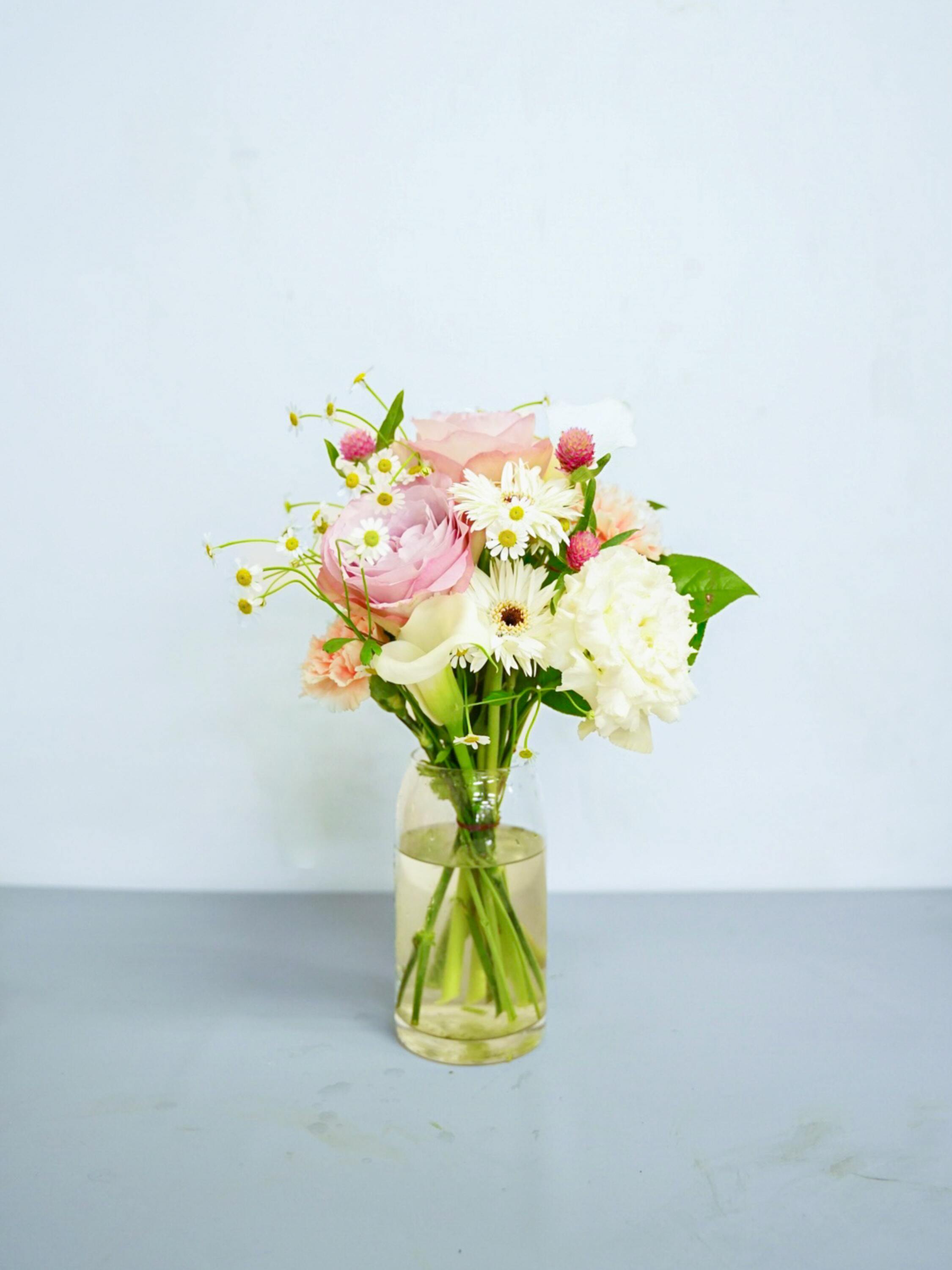 【誕生日ギフト】フローリストにおまかせ 季節の花束 M - ピンク -