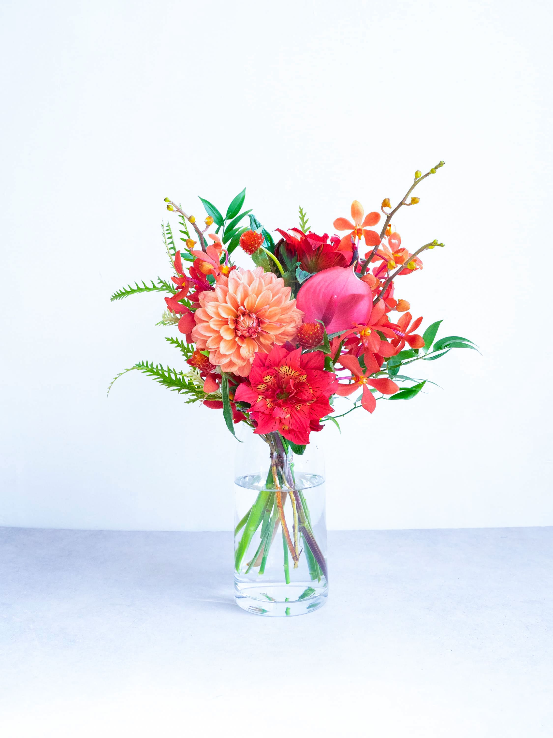 【誕生日ギフト】 フローリストにおまかせ 季節の花束 M - レッド -