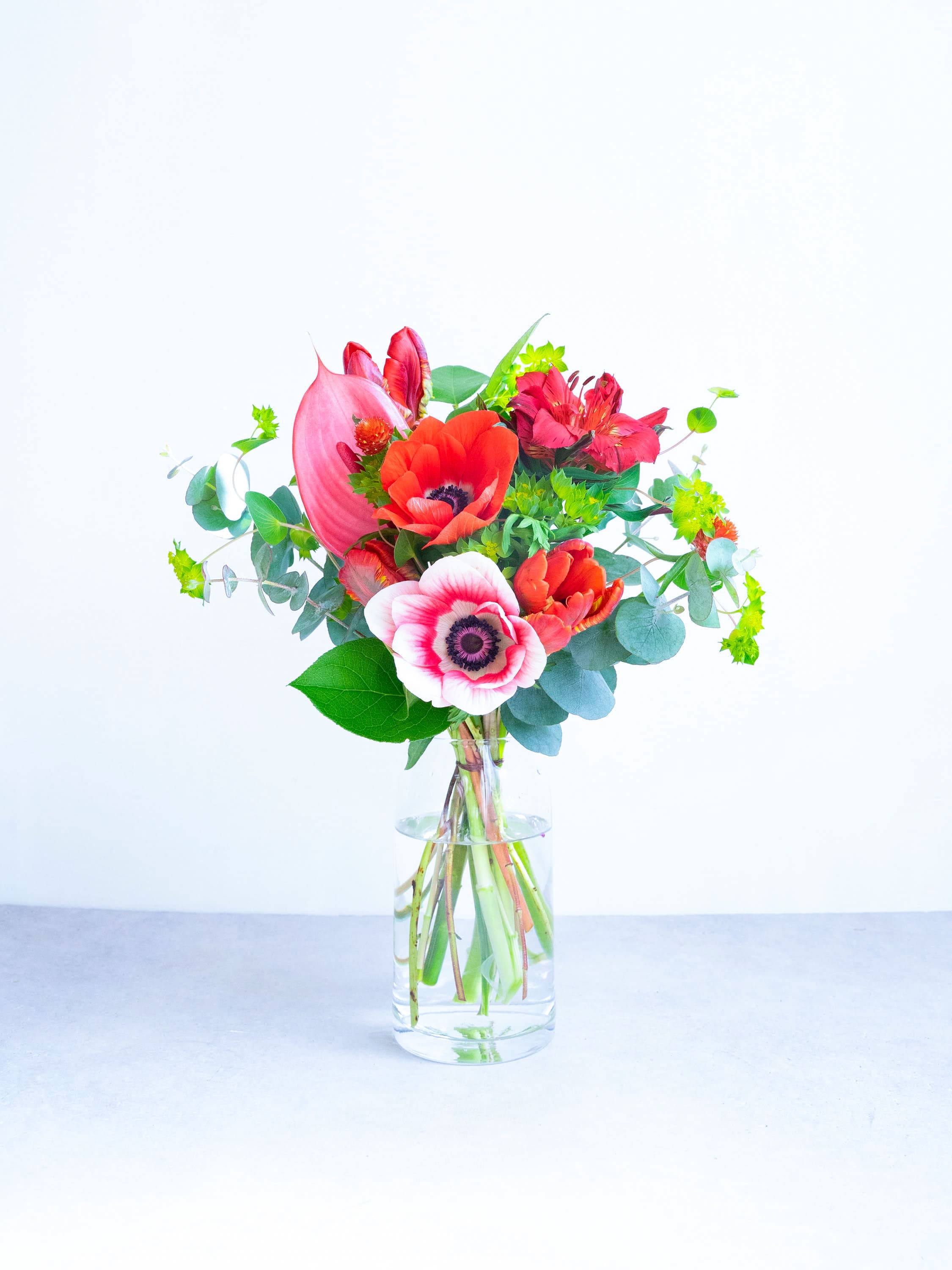 【誕生日ギフト】 フローリストにおまかせ 季節の花束 M - レッド -