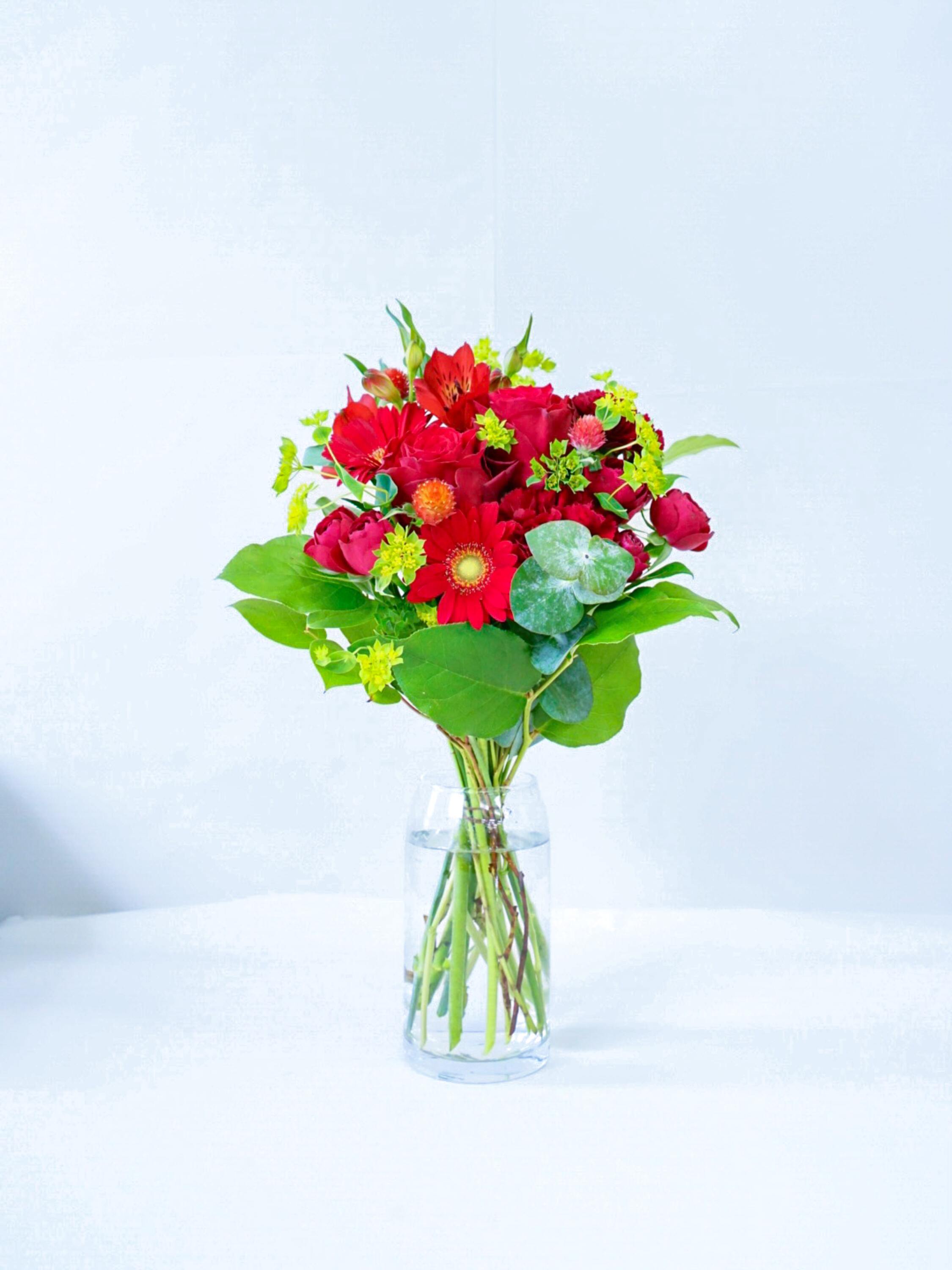 【誕生日ギフト】 フローリストにおまかせ 季節の花束 M - レッド -
