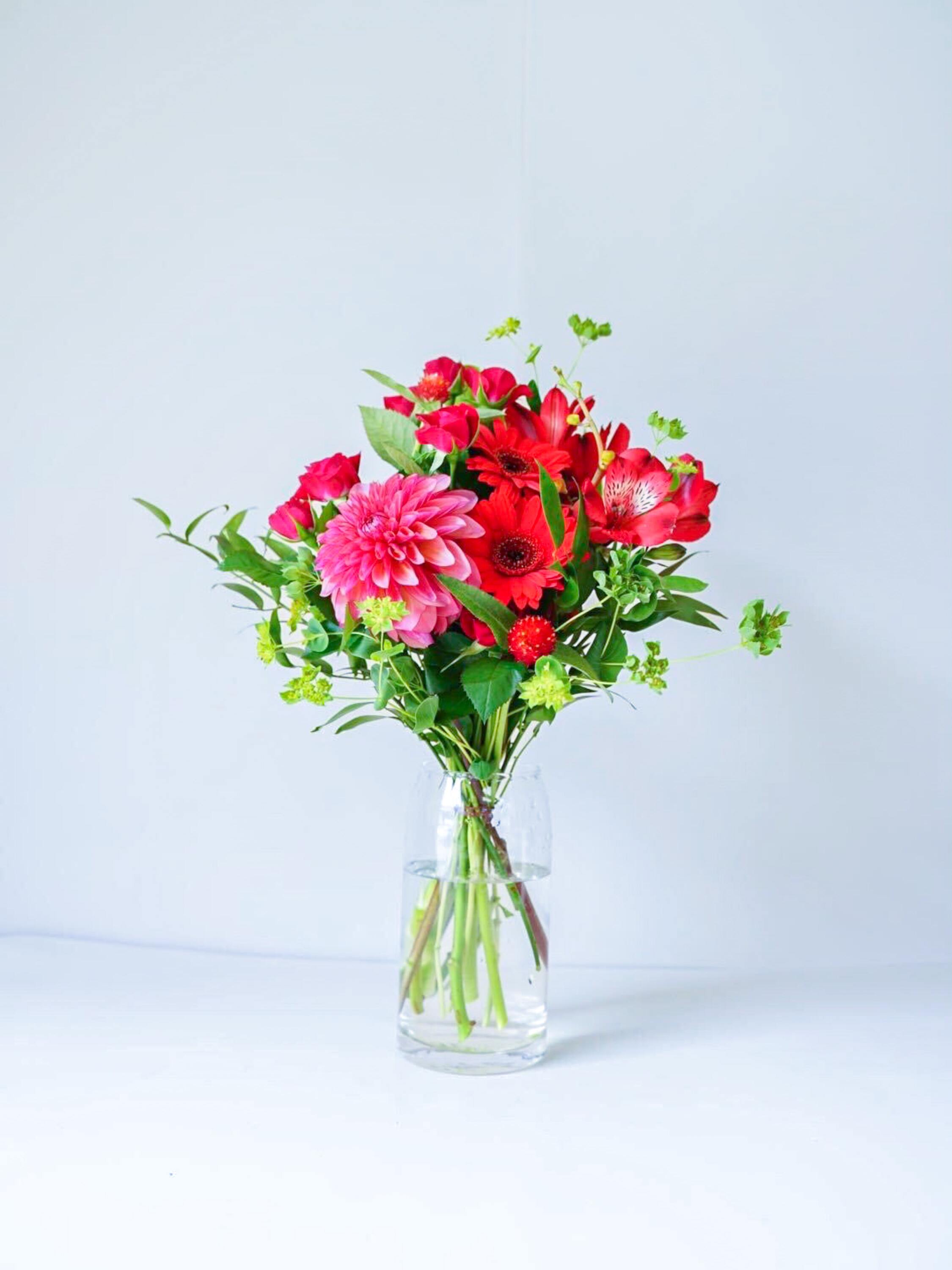 フローリストにおまかせ 季節の花束 M - レッド -