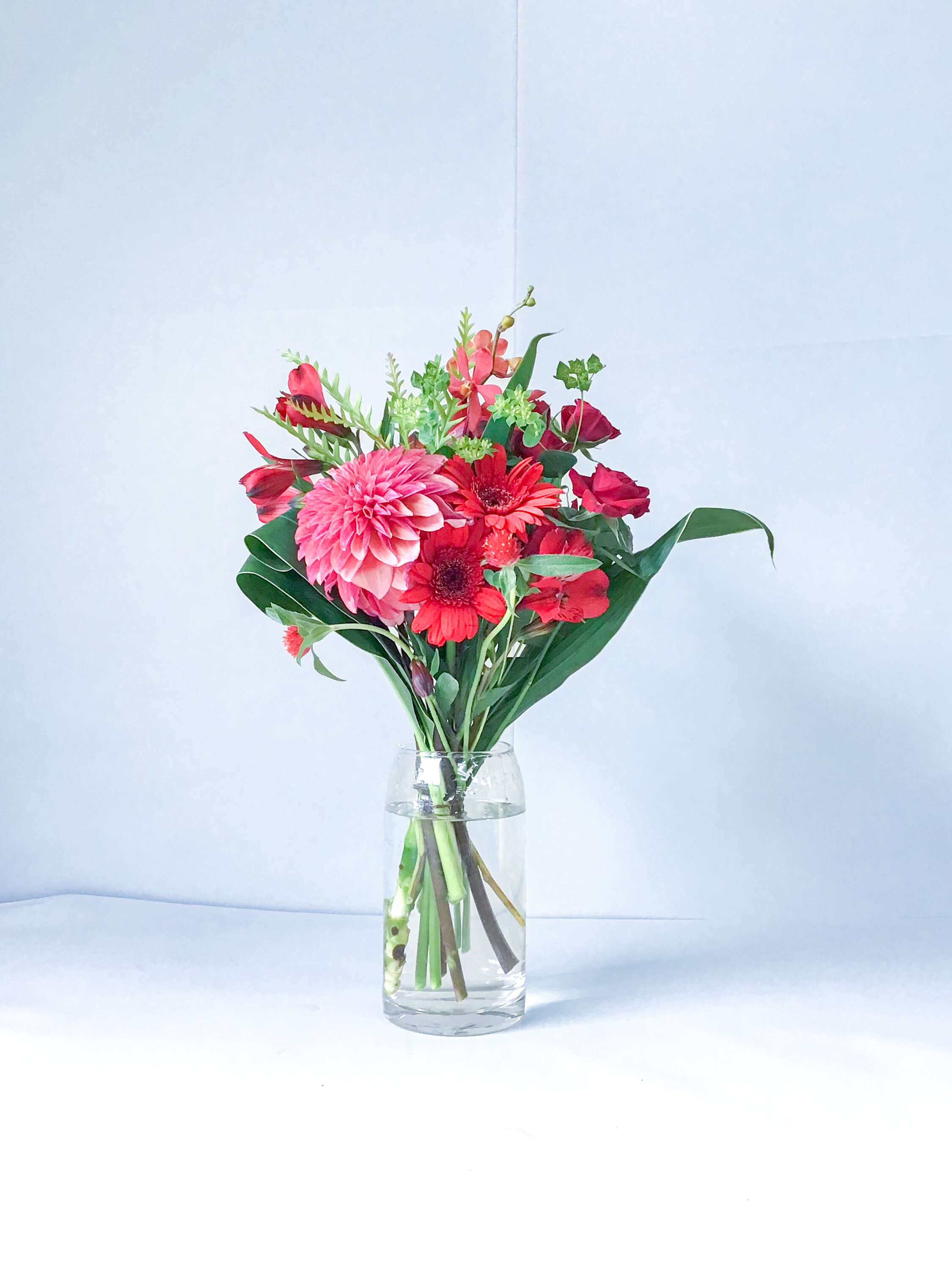 【誕生日ギフト】 フローリストにおまかせ 季節の花束 M - レッド -