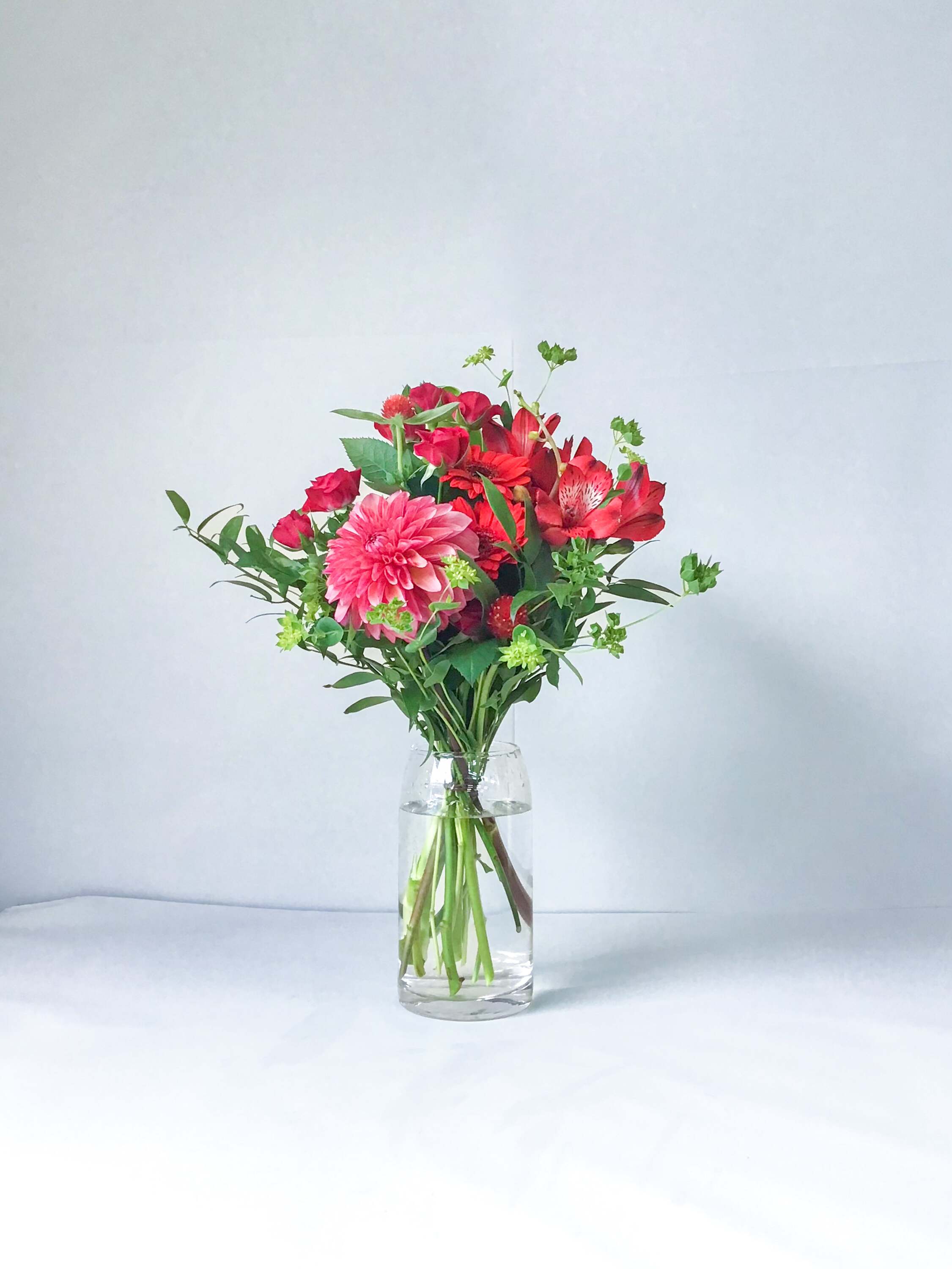 フローリストにおまかせ 季節の花束 M - レッド -