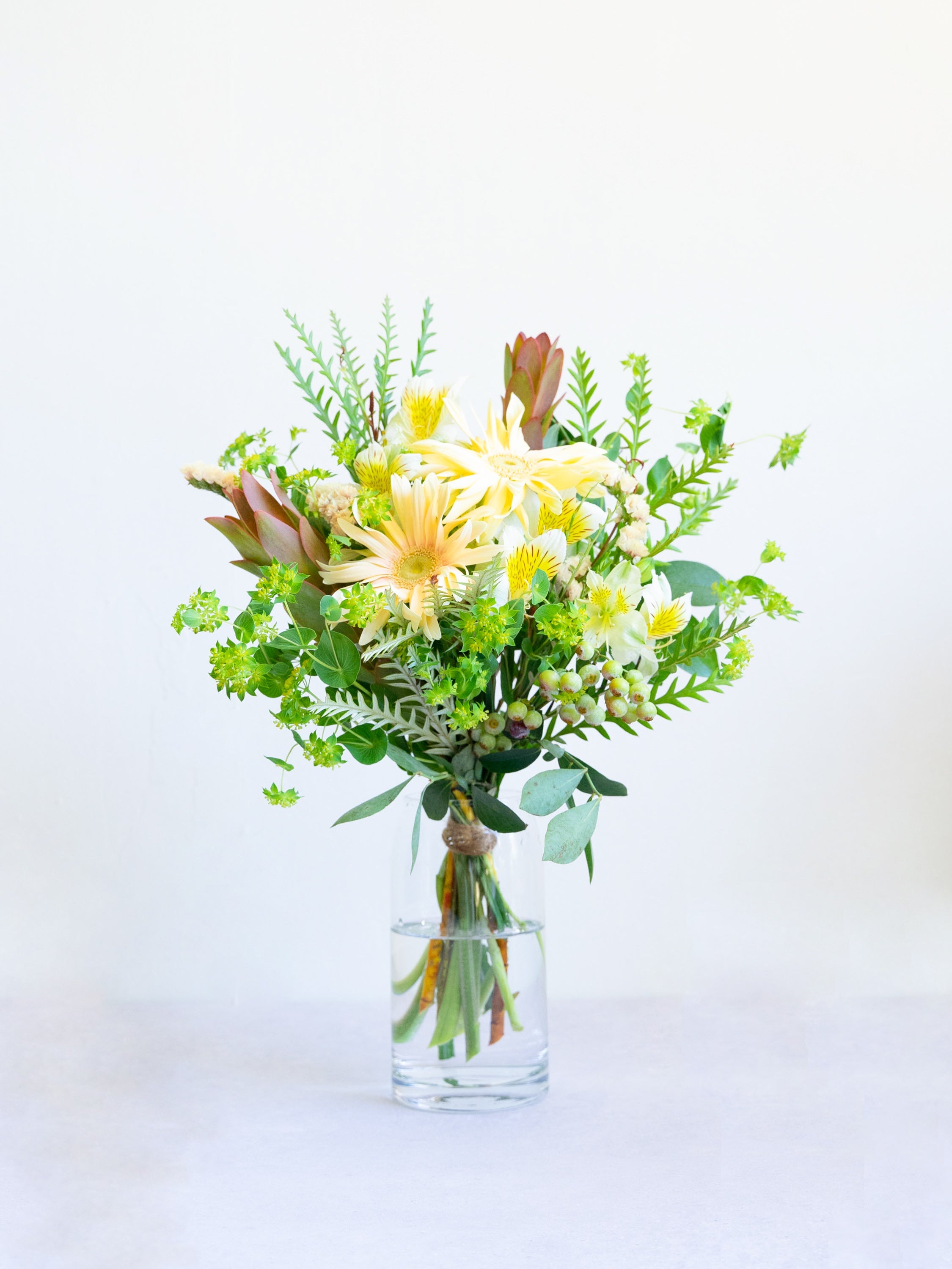 【誕生日ギフト】 フローリストにおまかせ 季節の花束 M - イエロー -