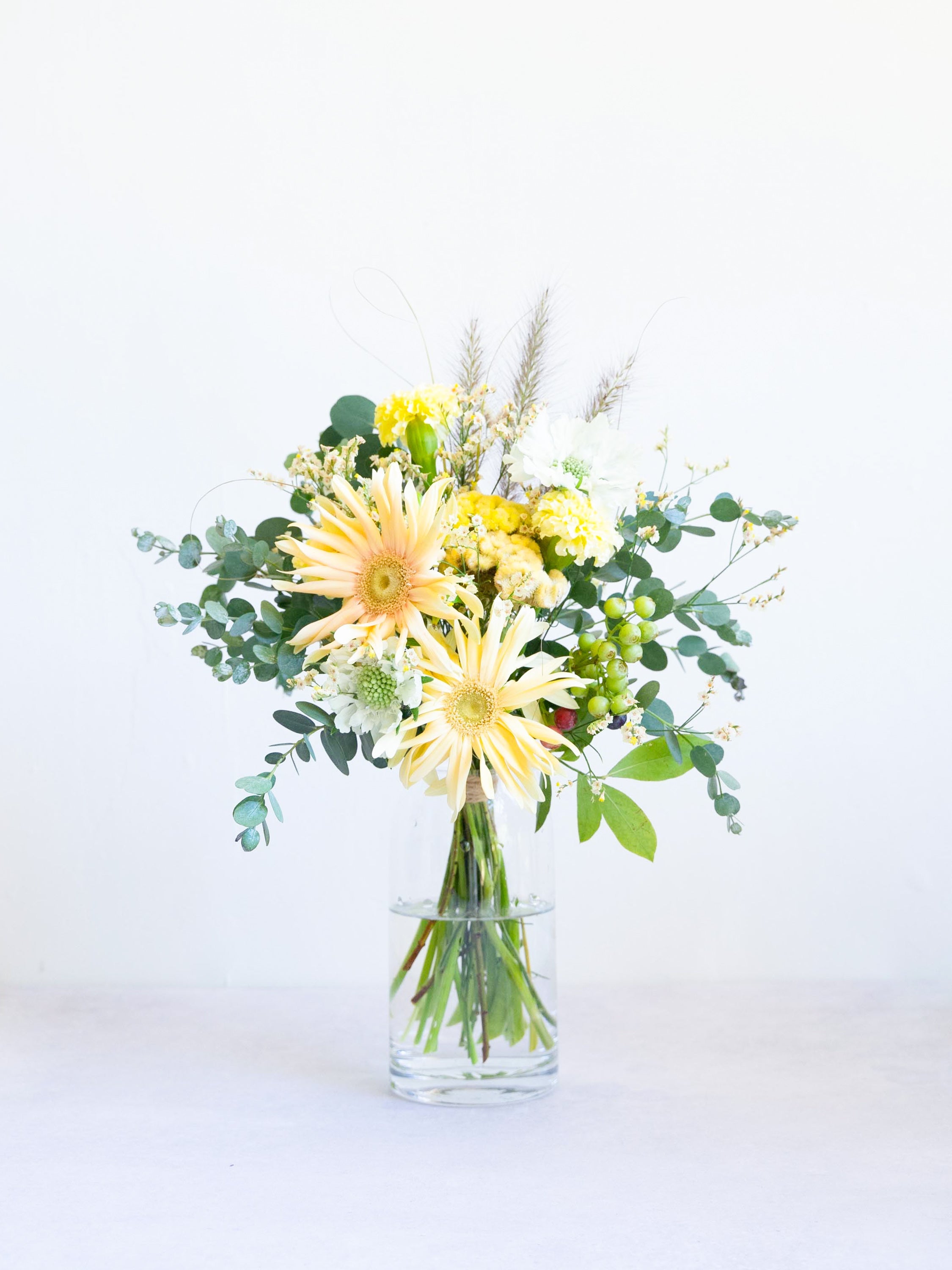 【誕生日ギフト】 フローリストにおまかせ 季節の花束 M - イエロー -