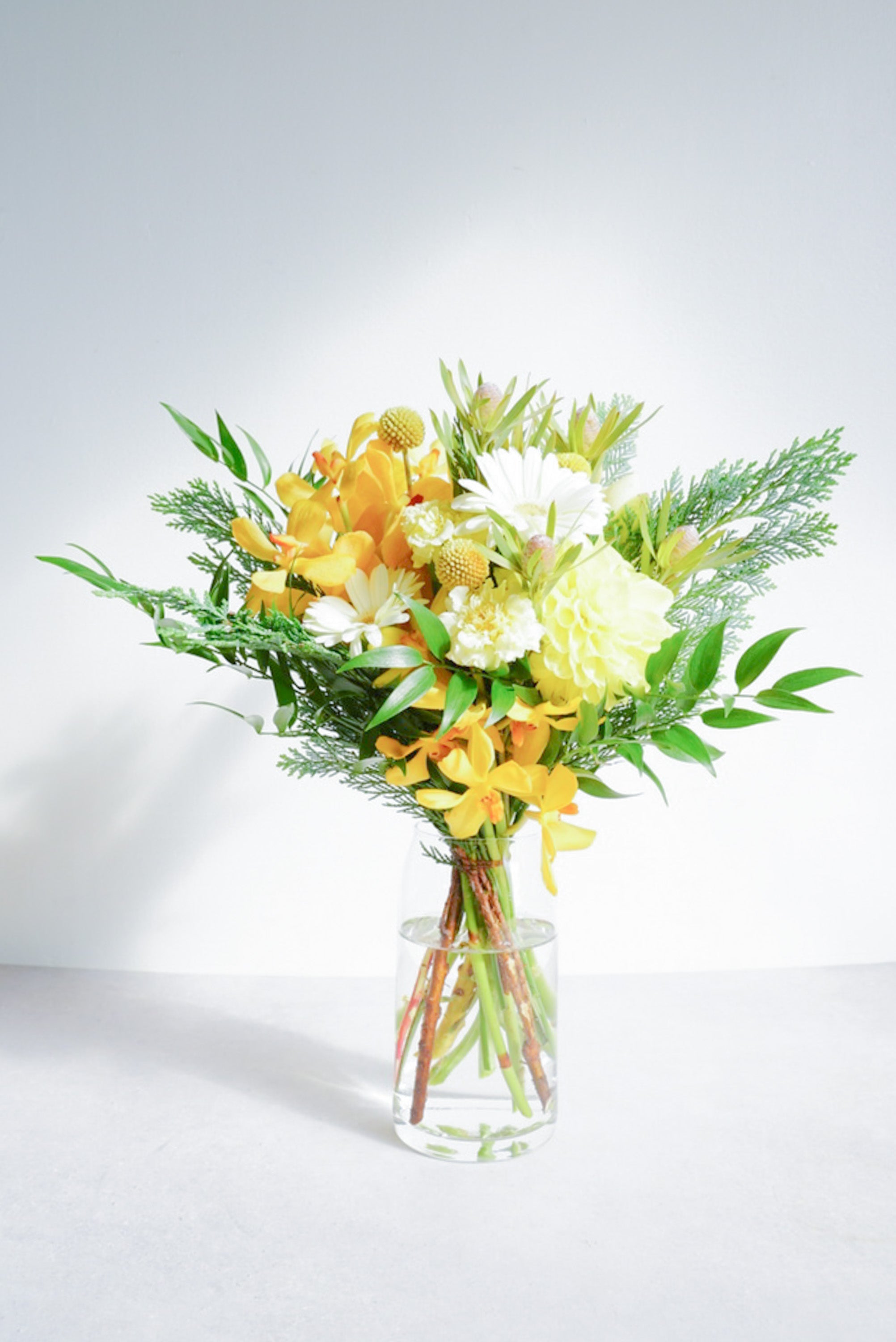 【誕生日ギフト】 フローリストにおまかせ 季節の花束 M - イエロー -