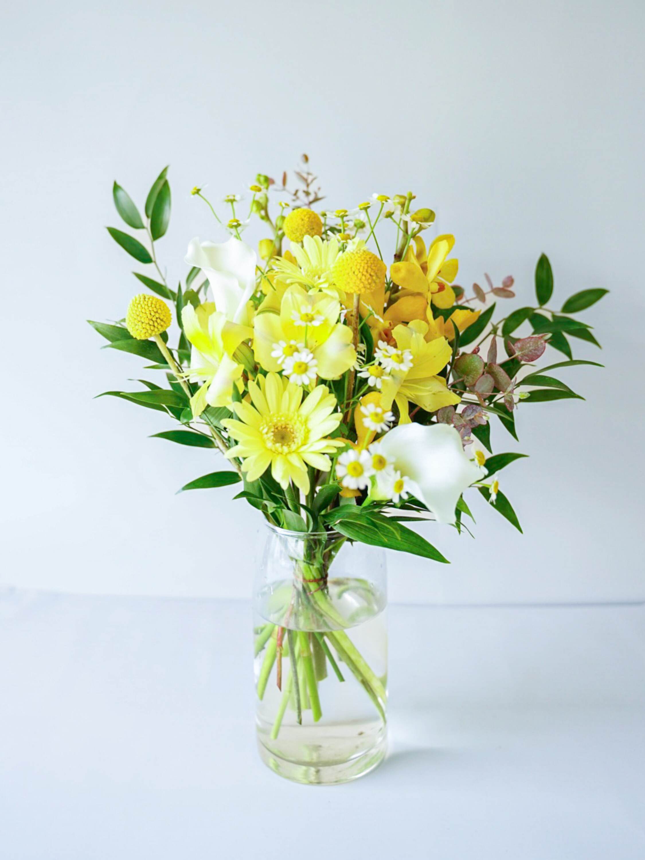 【誕生日ギフト】 フローリストにおまかせ 季節の花束 M - イエロー -