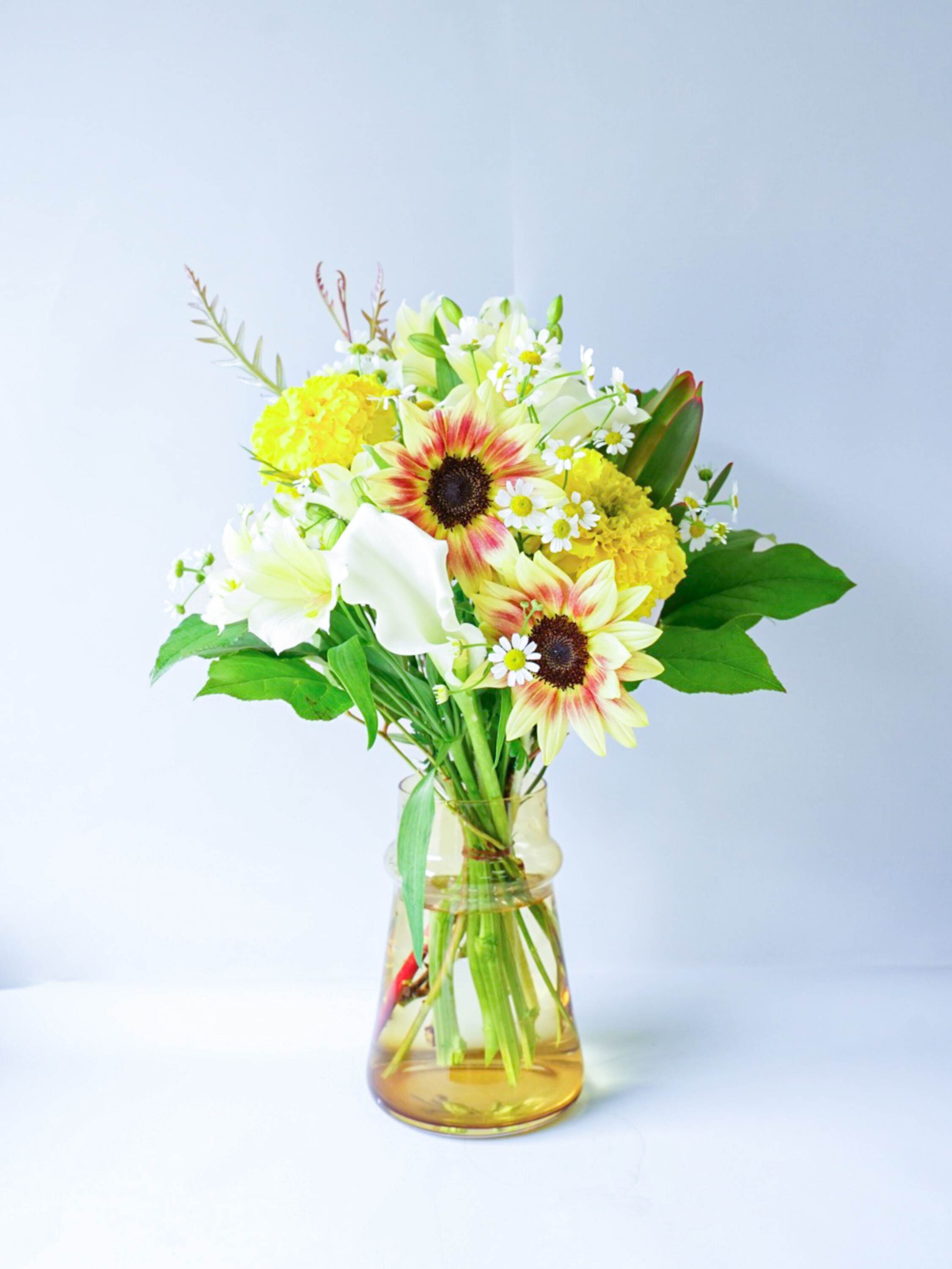 【誕生日ギフト】 フローリストにおまかせ 季節の花束 M - イエロー -