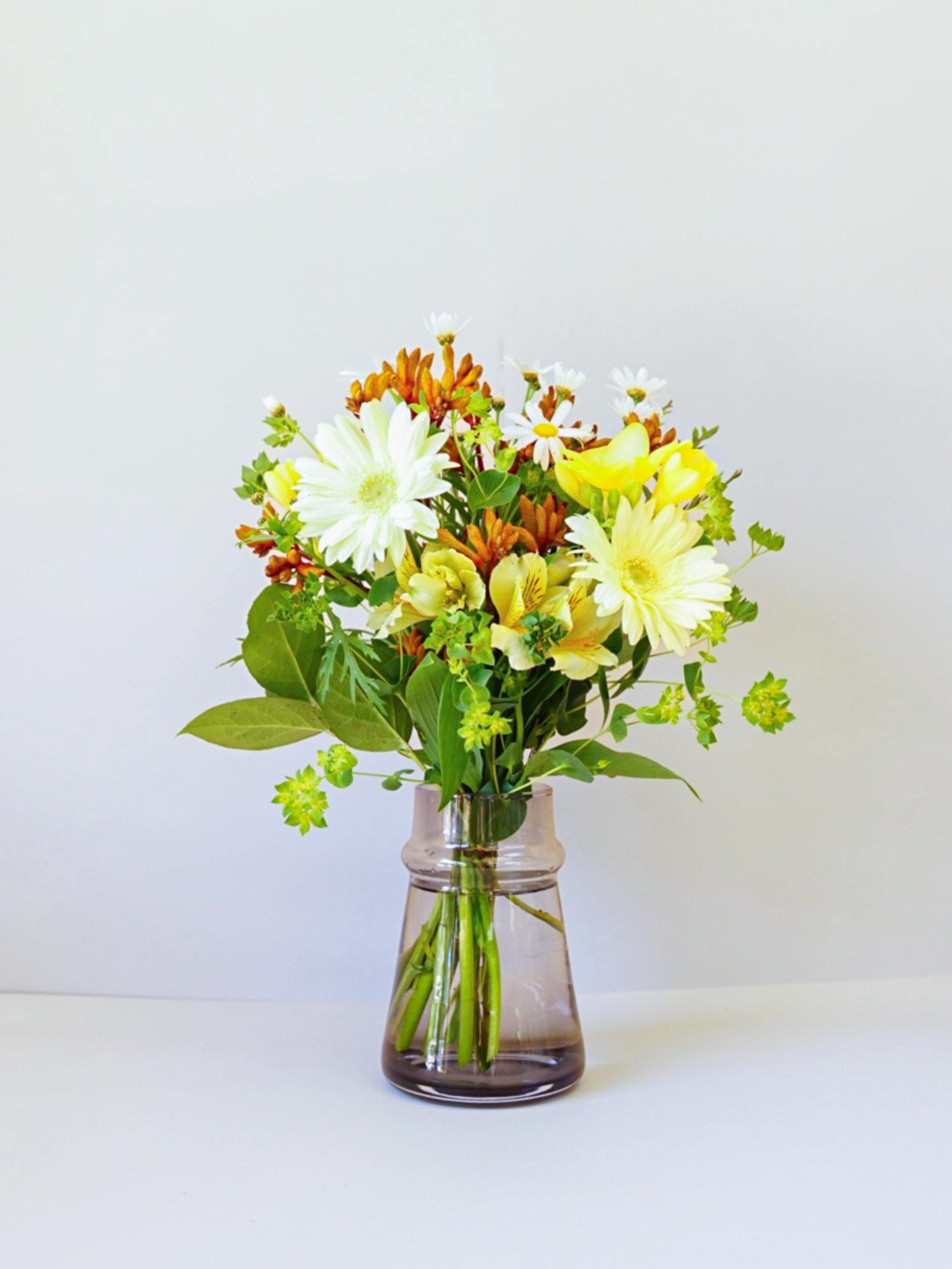 【誕生日ギフト】 フローリストにおまかせ 季節の花束 M - イエロー -