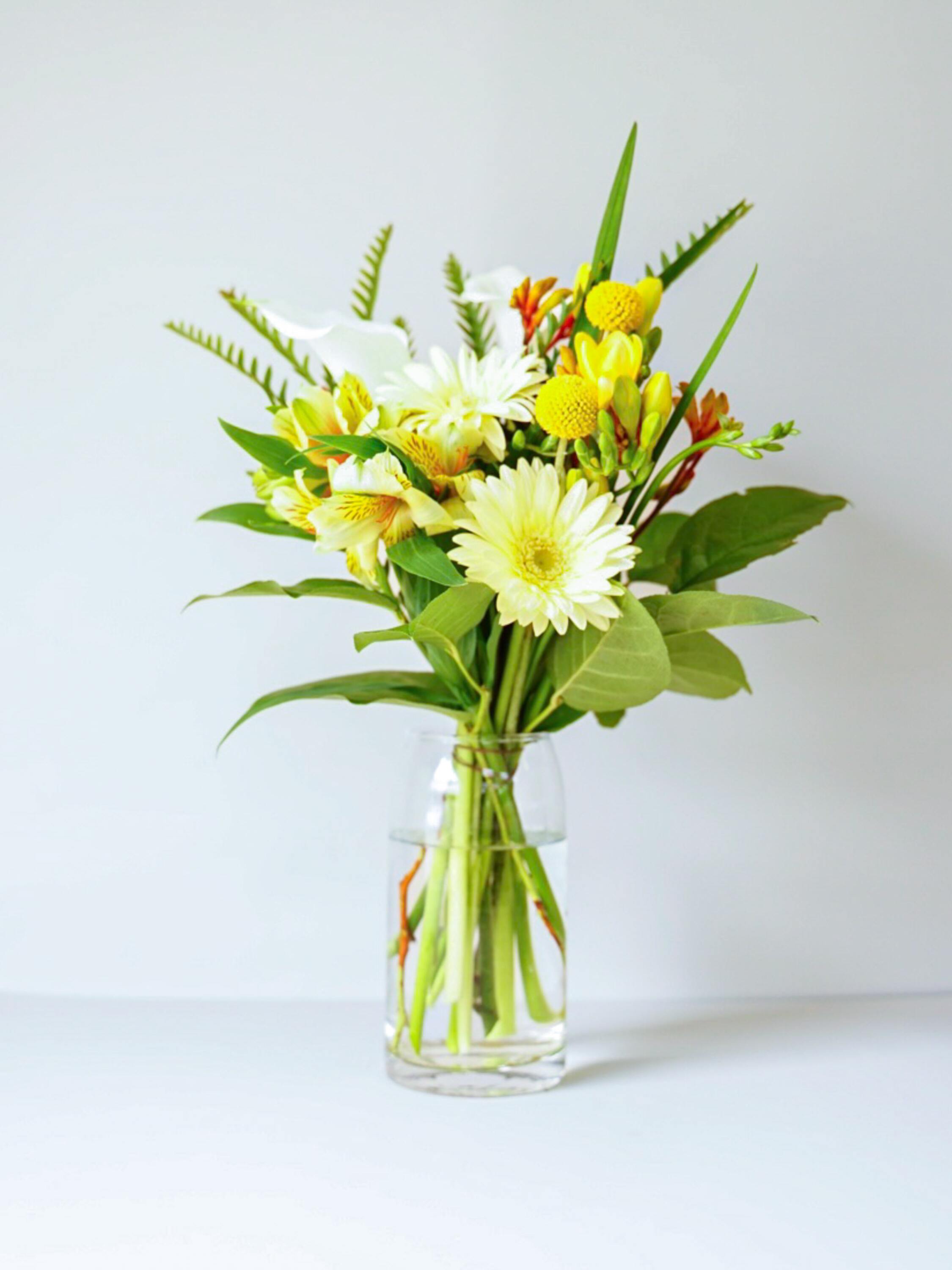 【誕生日ギフト】 フローリストにおまかせ 季節の花束 M - イエロー -