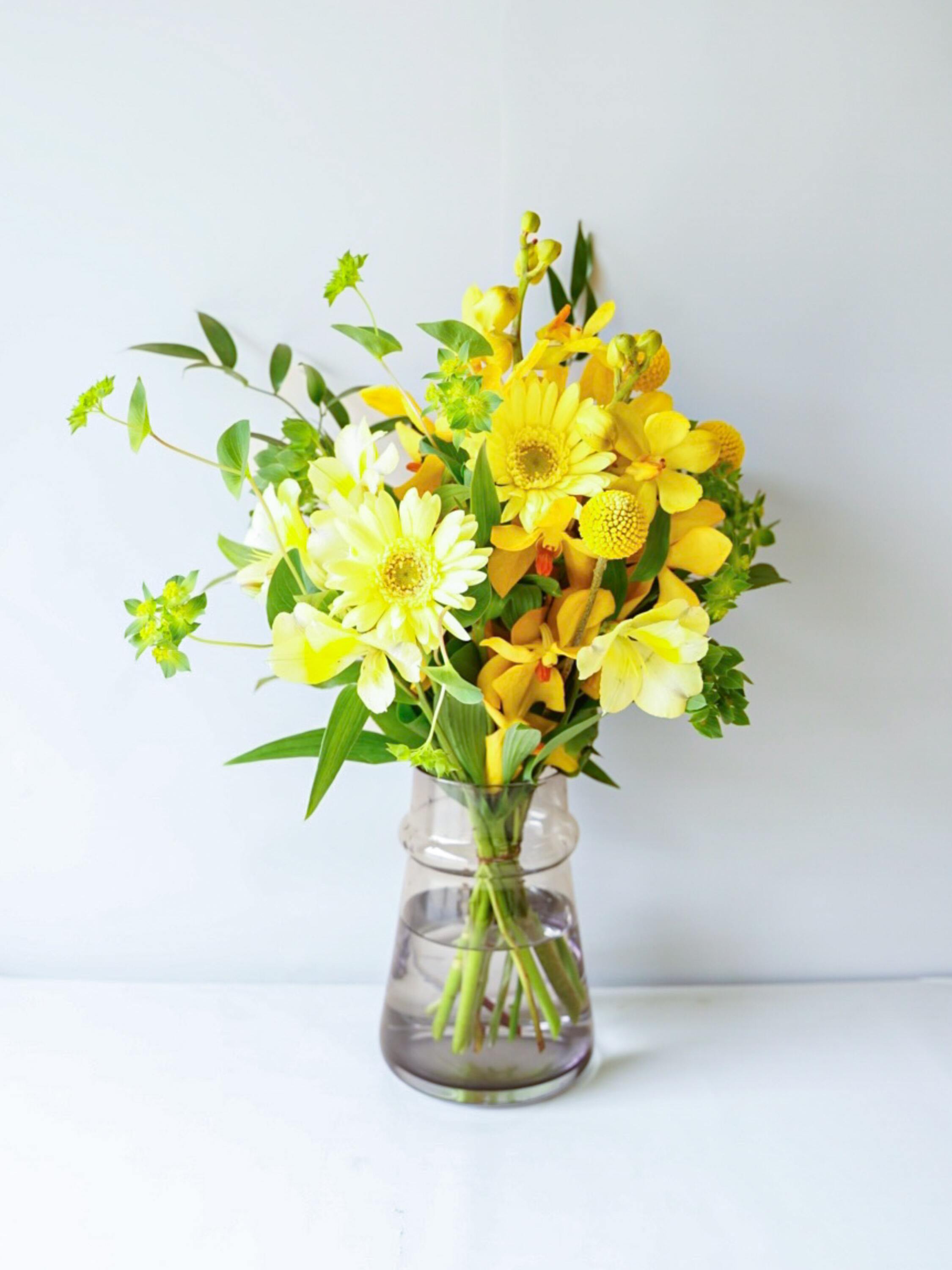 【誕生日ギフト】 フローリストにおまかせ 季節の花束 M - イエロー -