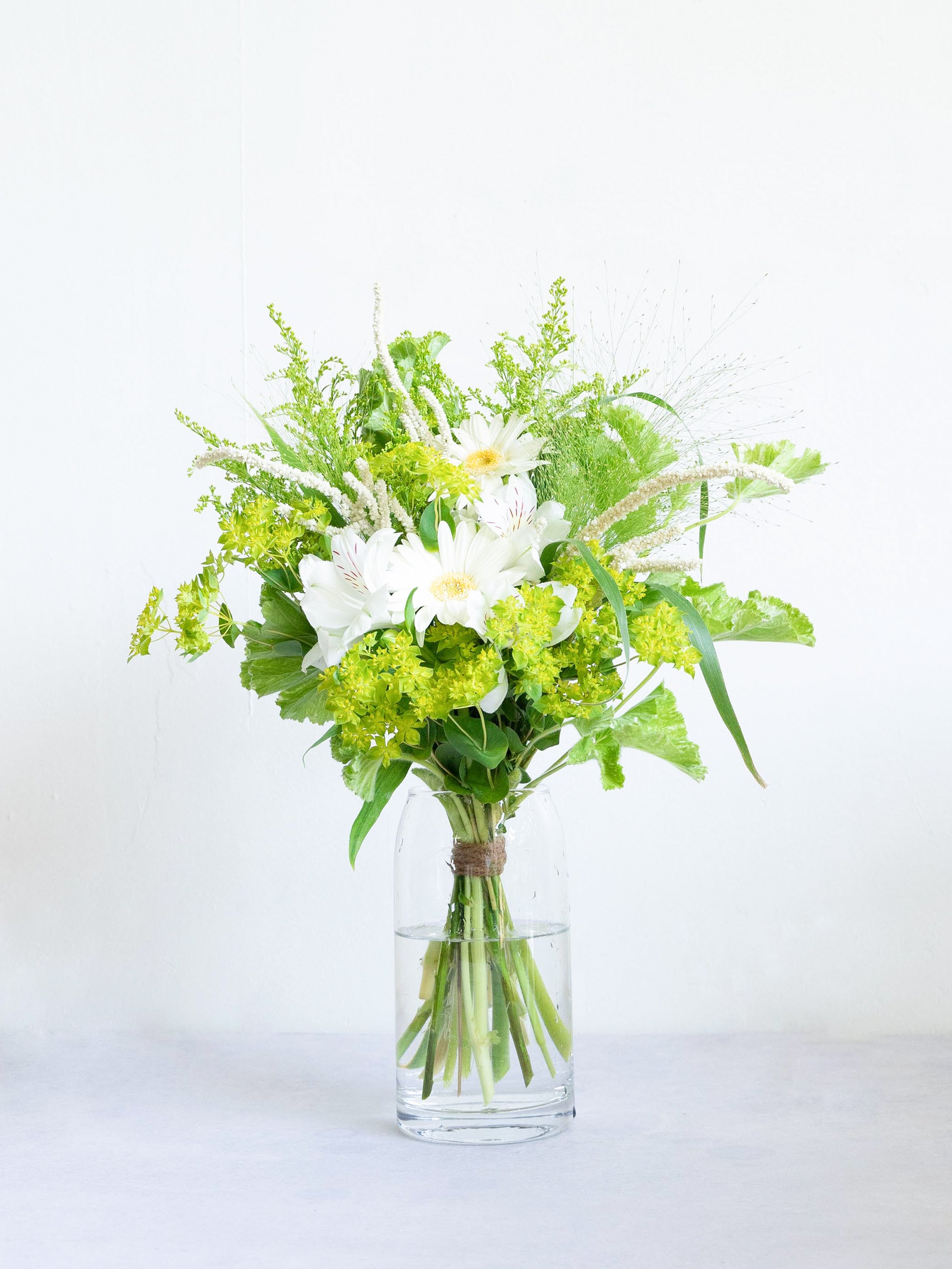 フローリストにおまかせ 季節の花束 M - グリーン&ホワイト -